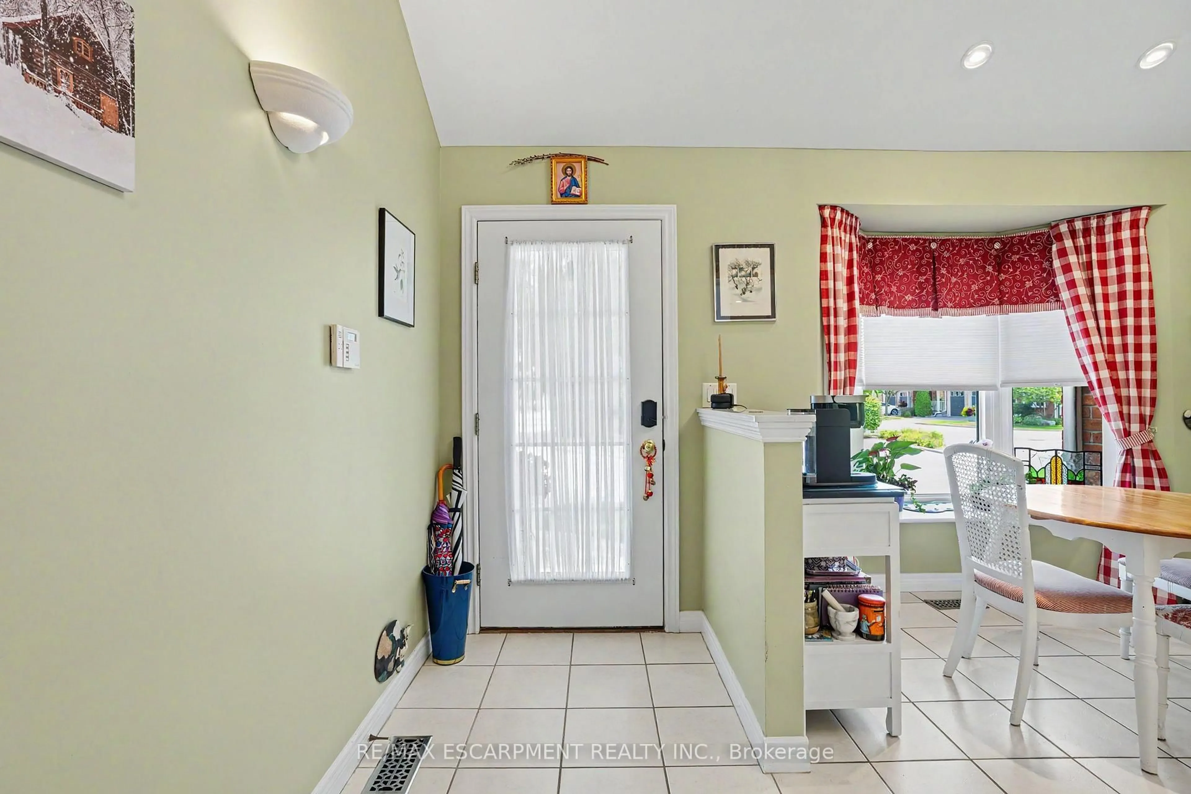 Indoor entryway for 1275 Stephenson Dr #6, Burlington Ontario L7S 2M2