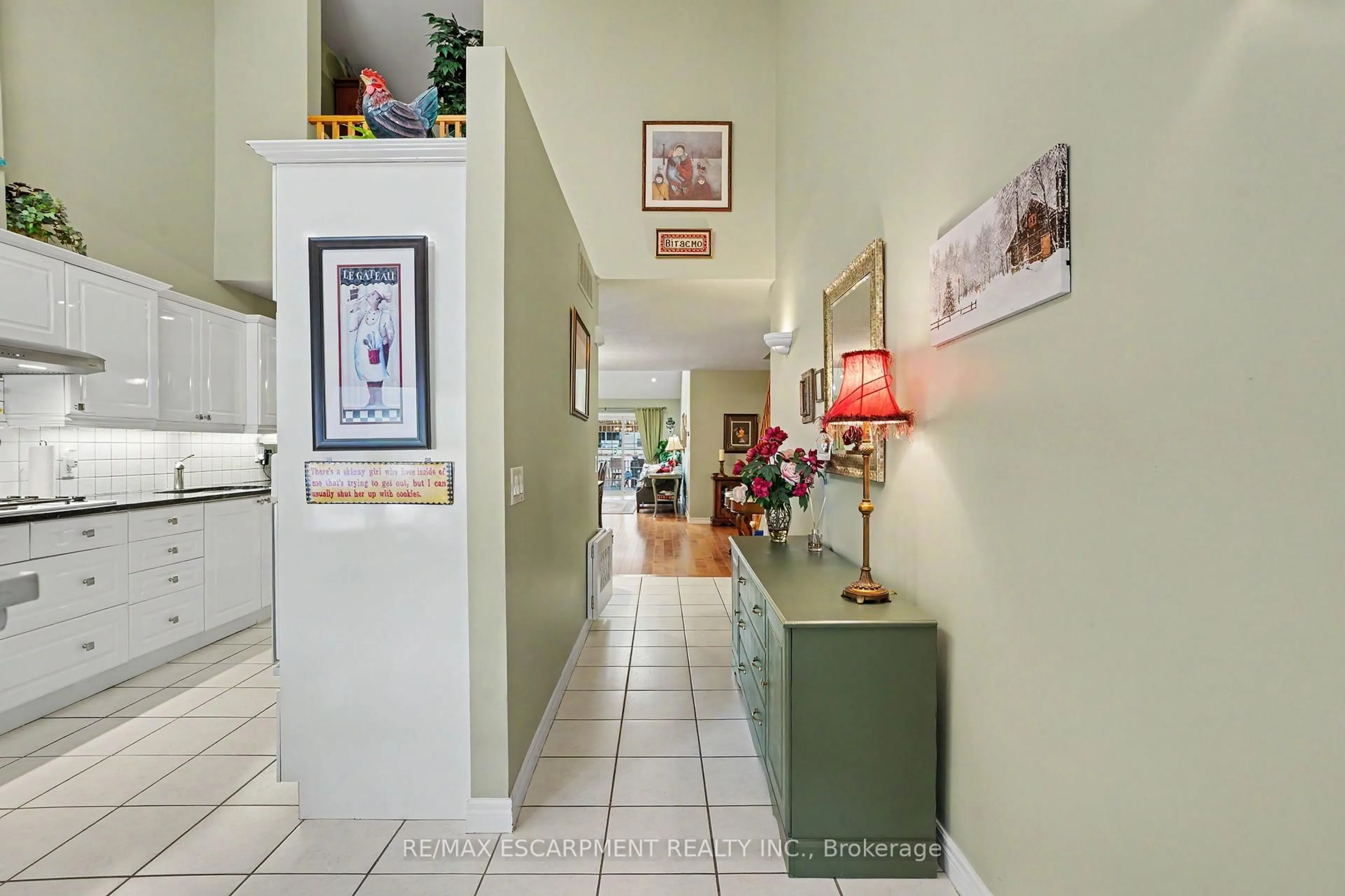 Indoor foyer for 1275 Stephenson Dr #6, Burlington Ontario L7S 2M2