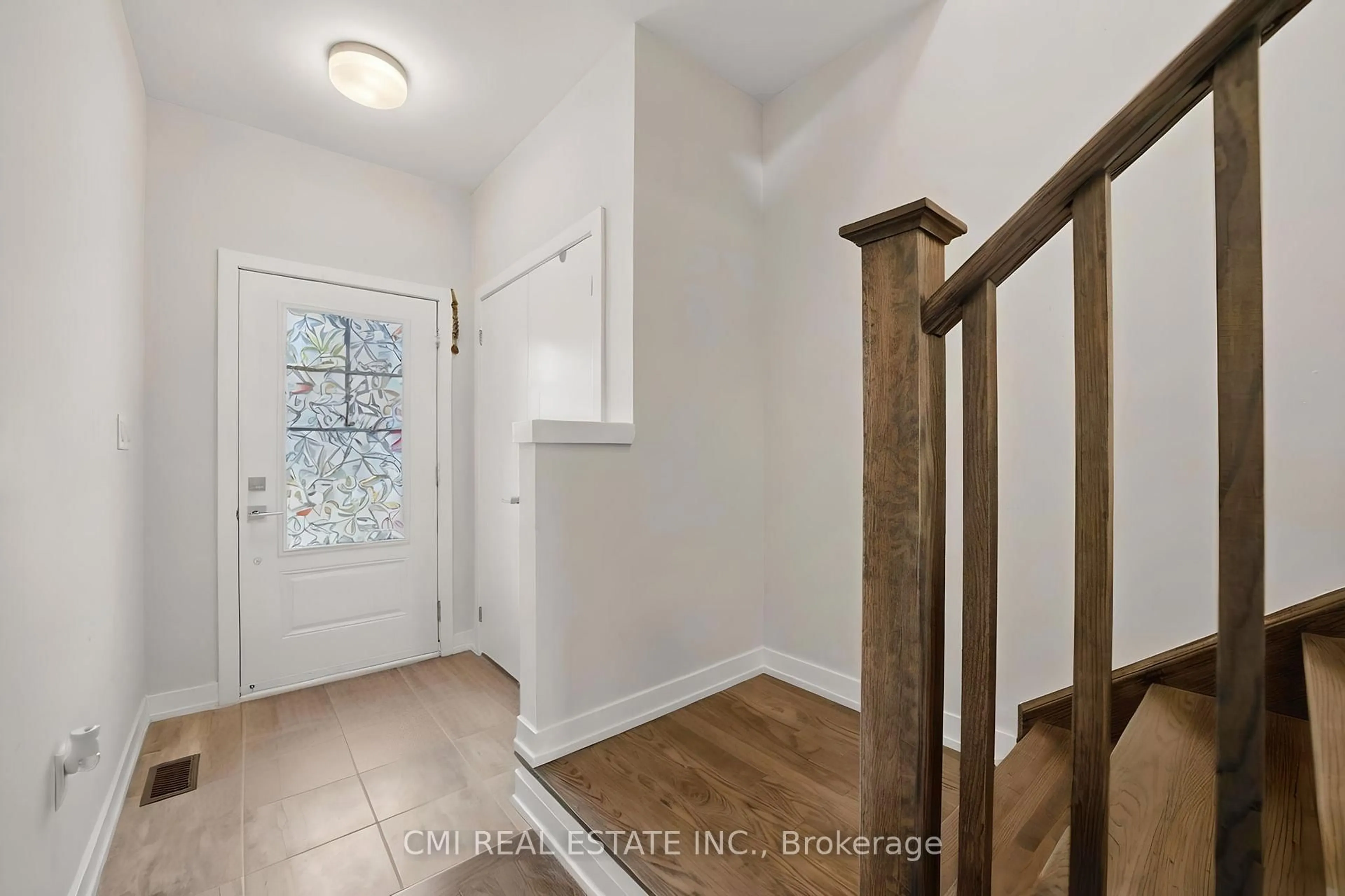 Indoor entryway for 64 Folcroft St, Brampton Ontario L6Y 0B6