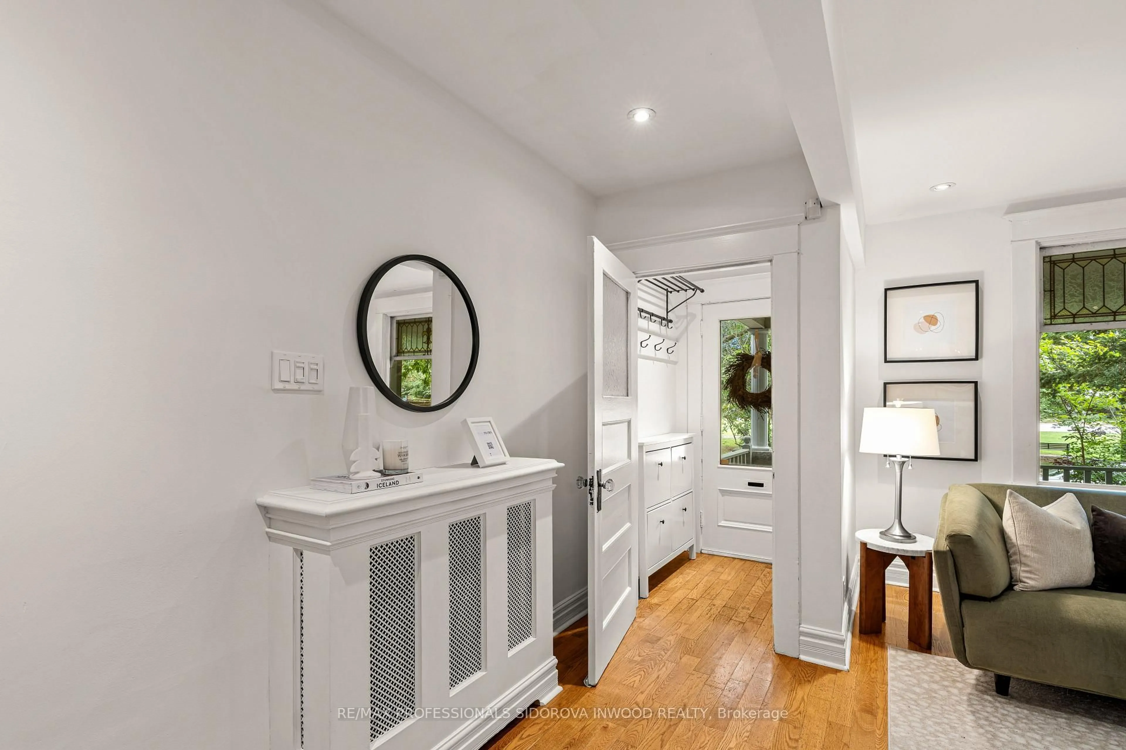 Indoor entryway for 162 Oakmount Rd, Toronto Ontario M6P 2M9