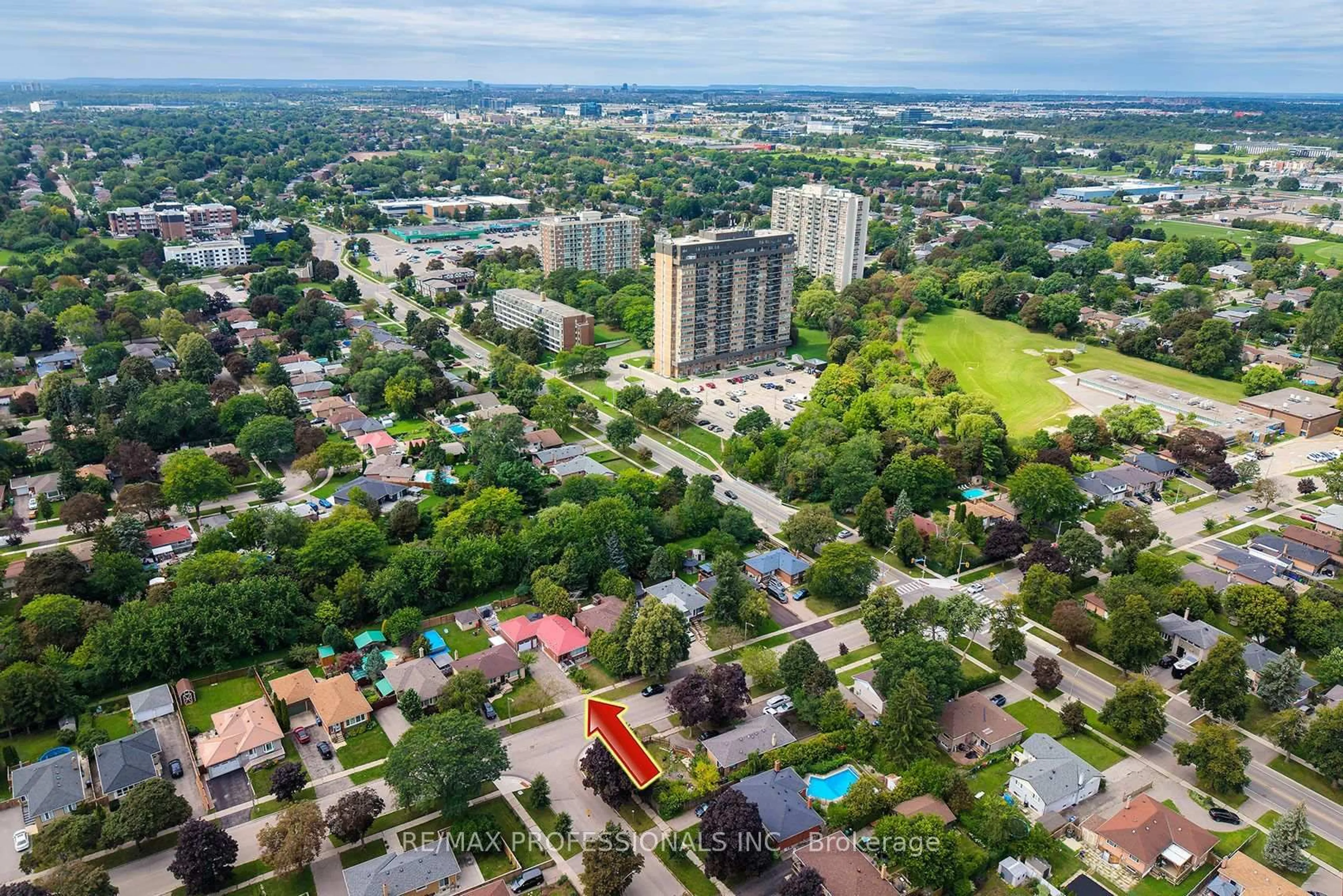 A pic from outside/outdoor area/front of a property/back of a property/a pic from drone, city buildings view from balcony for 1360 Lewisham Dr, Mississauga Ontario L5J 3P9