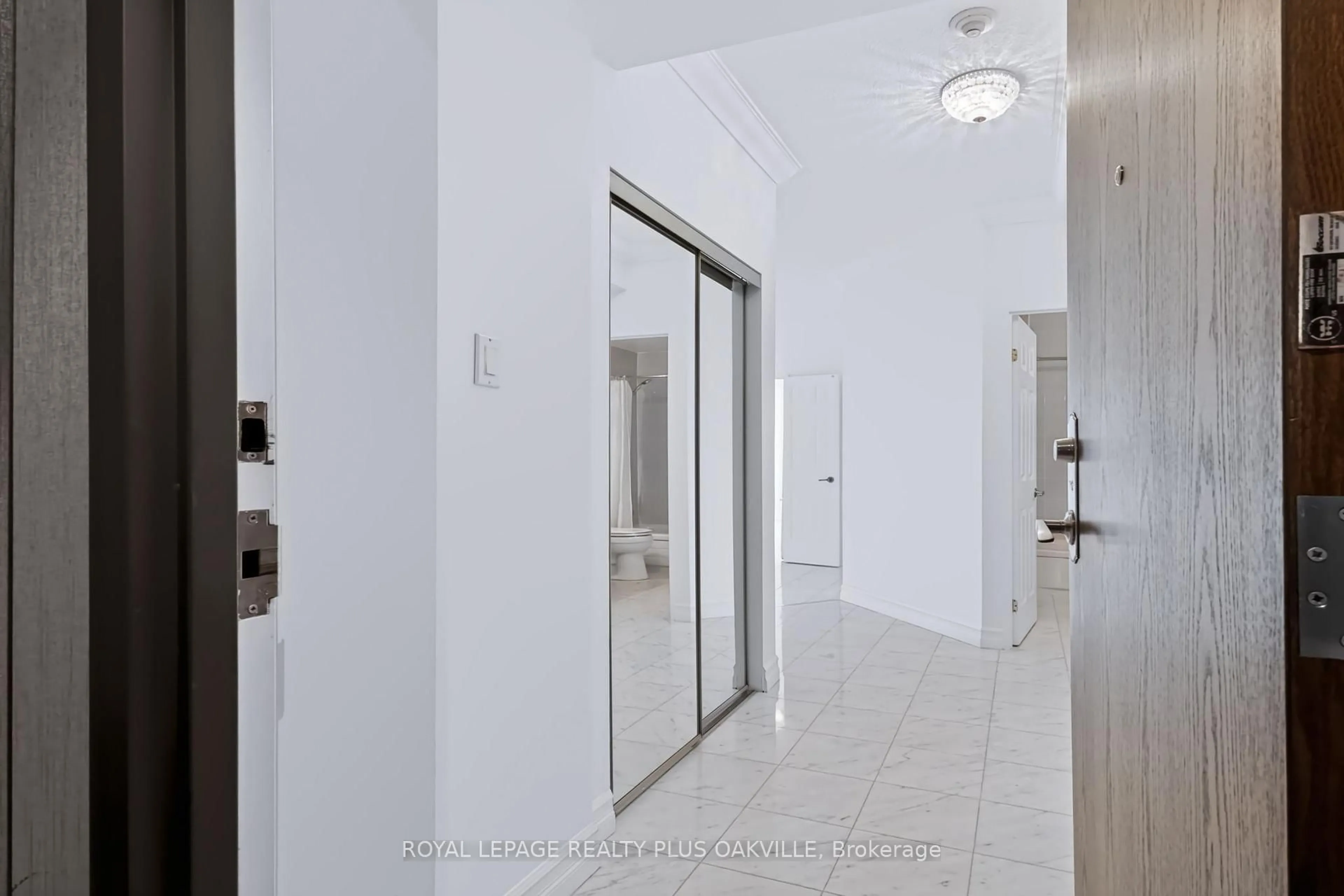 Indoor foyer for 2511 Lakeshore Rd #712, Oakville Ontario L6L 6L9