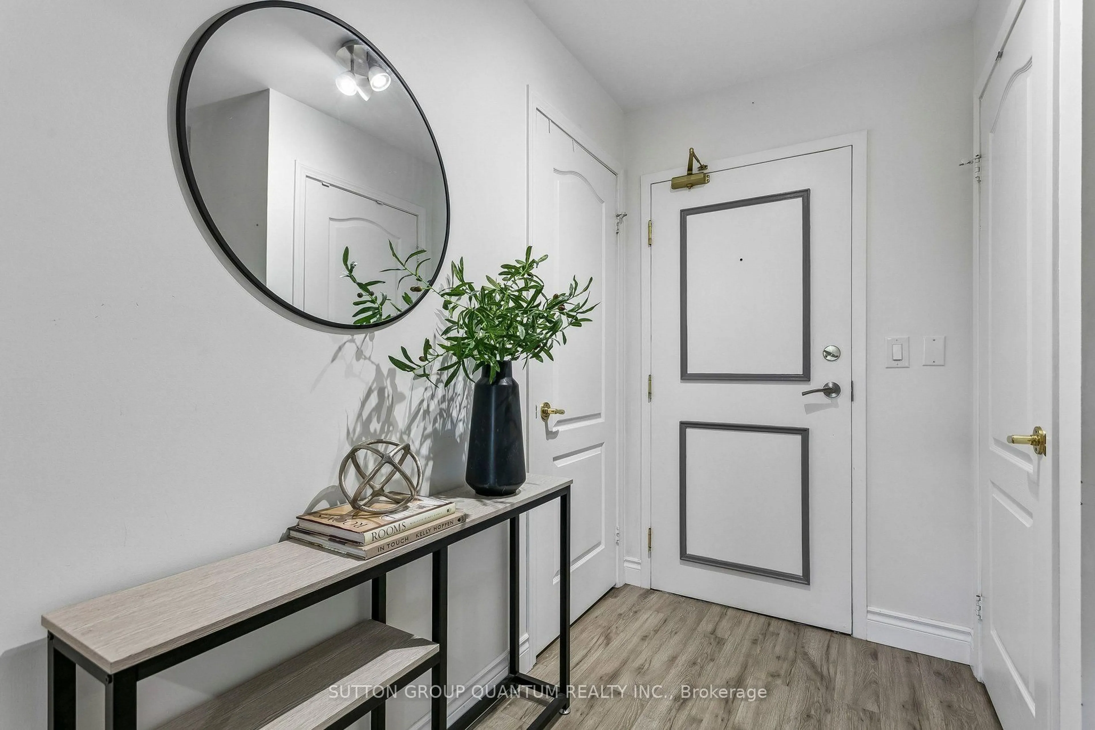 Indoor entryway for 1150 PARKWEST Pl #307, Mississauga Ontario L5E 3K4