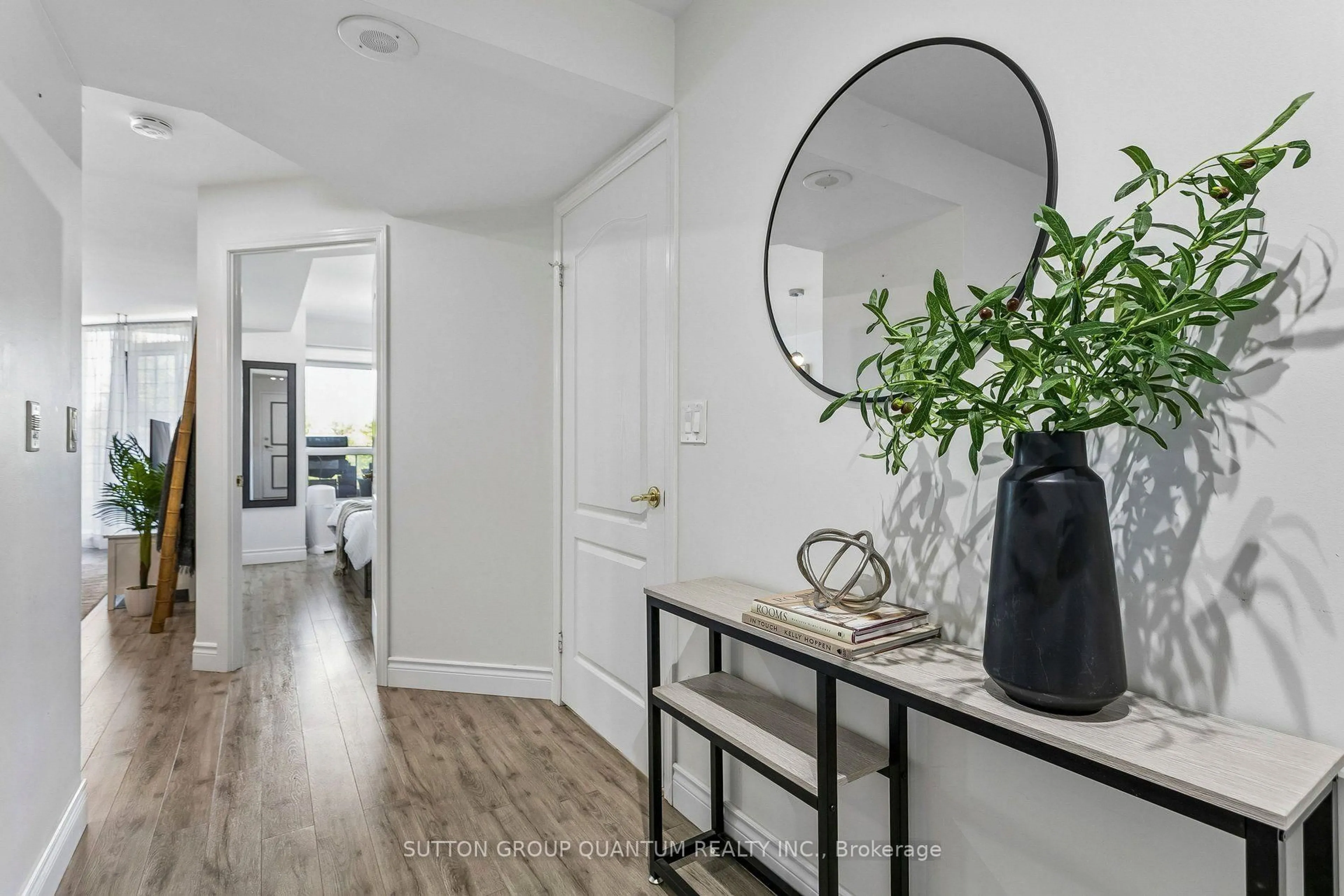 Indoor entryway for 1150 PARKWEST Pl #307, Mississauga Ontario L5E 3K4
