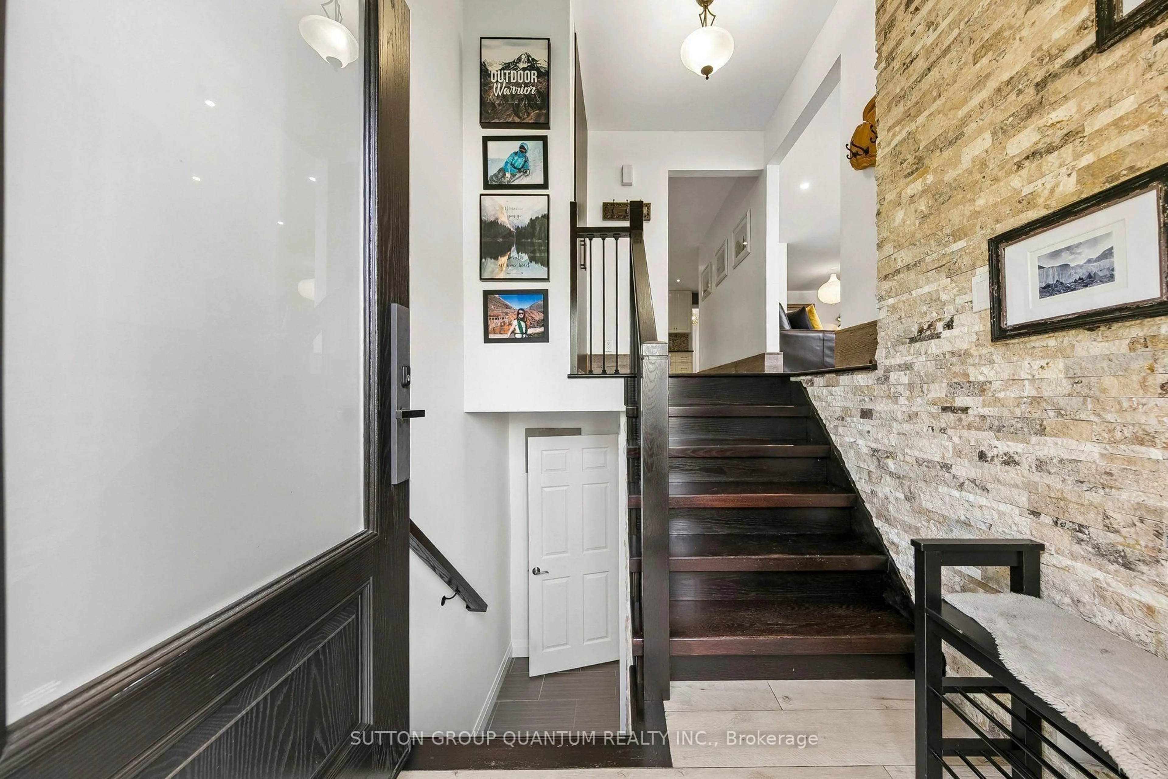 Indoor entryway for 2621 Windjammer Rd, Mississauga Ontario L5L 1H7