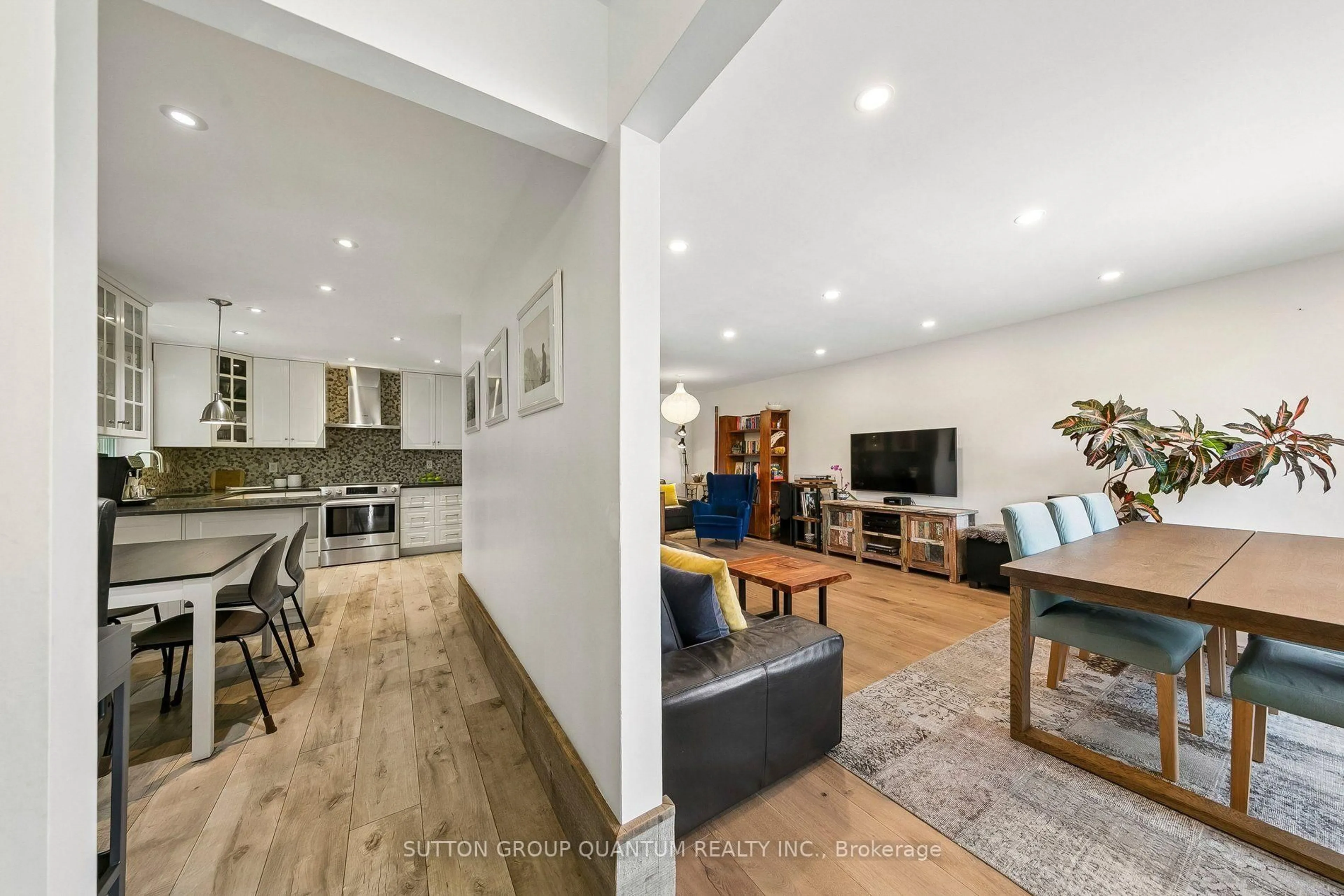 Living room with furniture, unknown for 2621 Windjammer Rd, Mississauga Ontario L5L 1H7