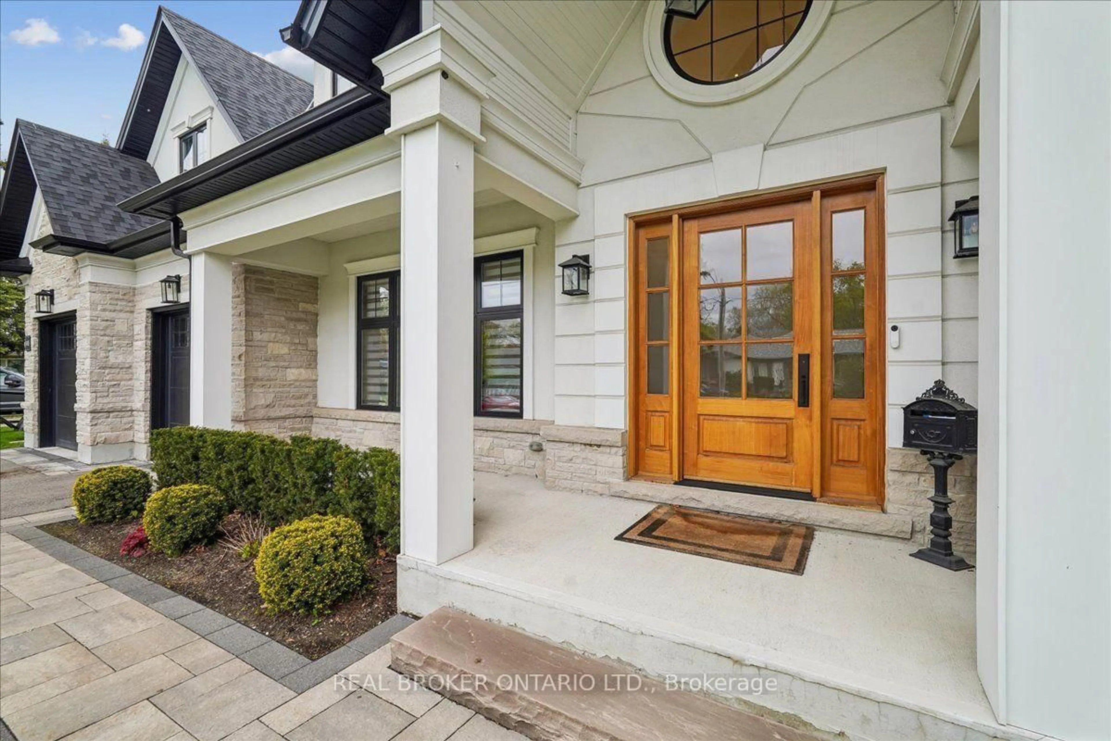 Indoor entryway for 1445 Skyline Dr, Mississauga Ontario L5E 2W3