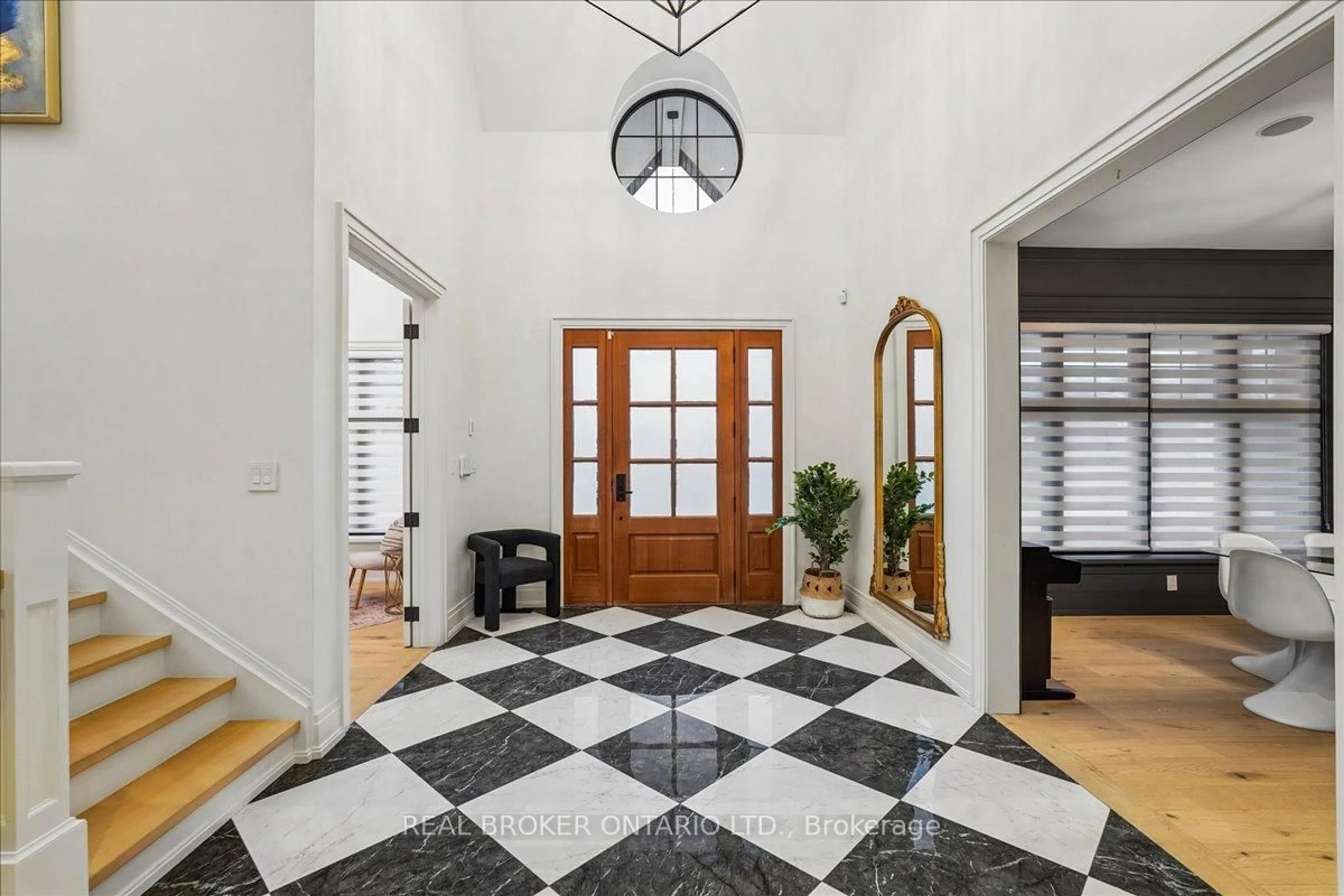 Indoor foyer for 1445 Skyline Dr, Mississauga Ontario L5E 2W3