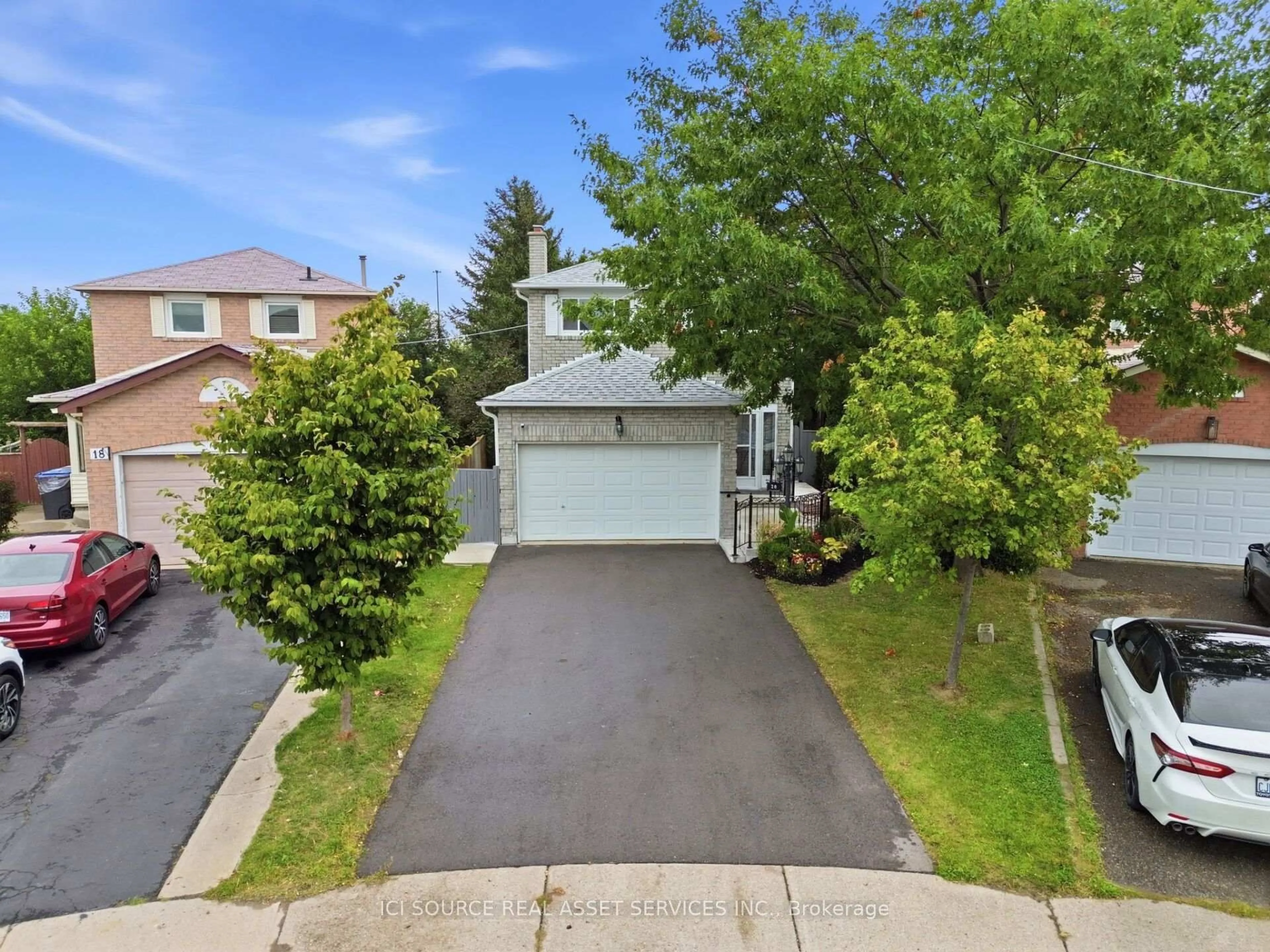 A pic from outside/outdoor area/front of a property/back of a property/a pic from drone, street for 20 Kesteven Cres, Brampton Ontario L6W 4E1