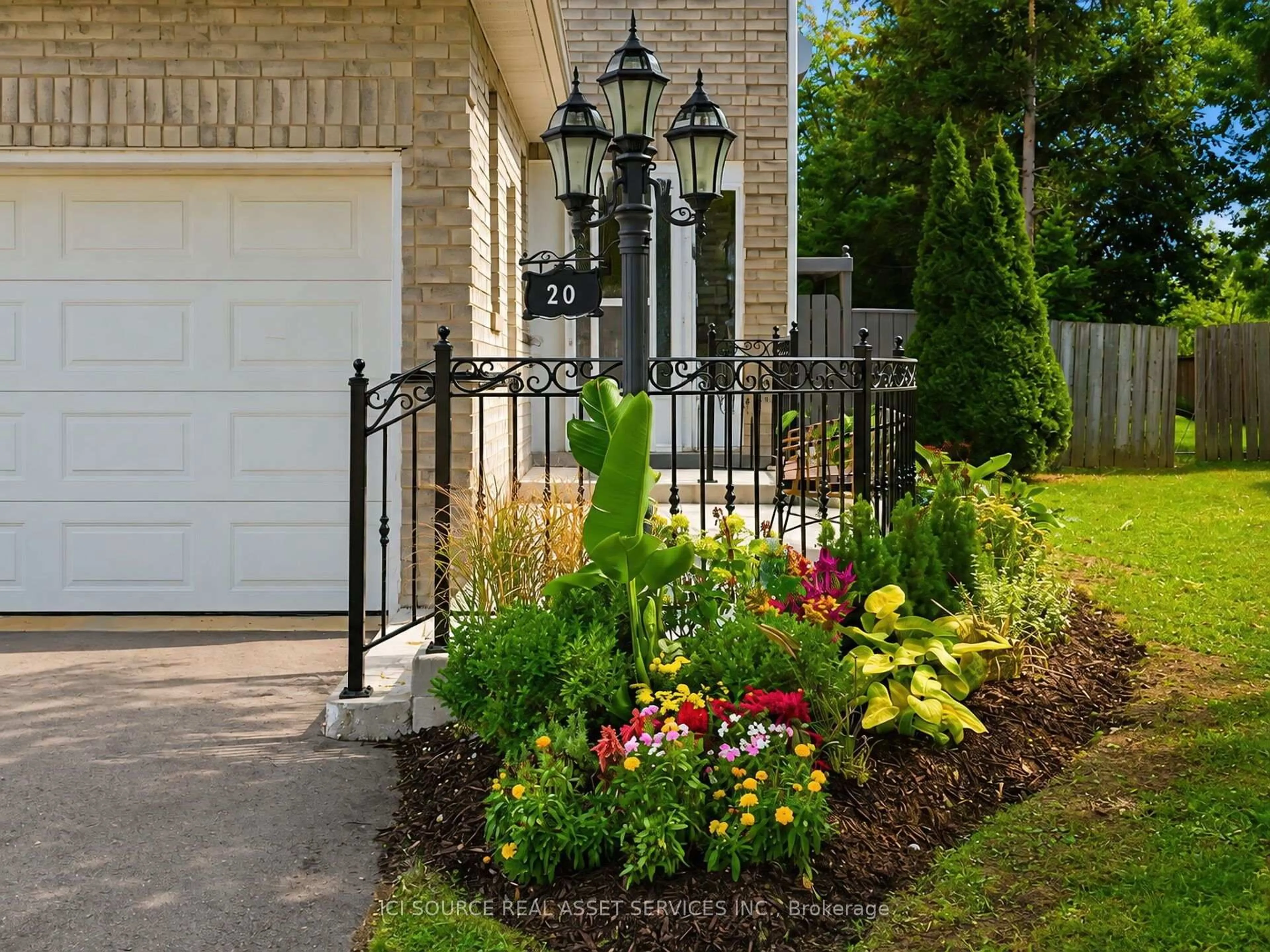 Indoor entryway for 20 Kesteven Cres, Brampton Ontario L6W 4E1