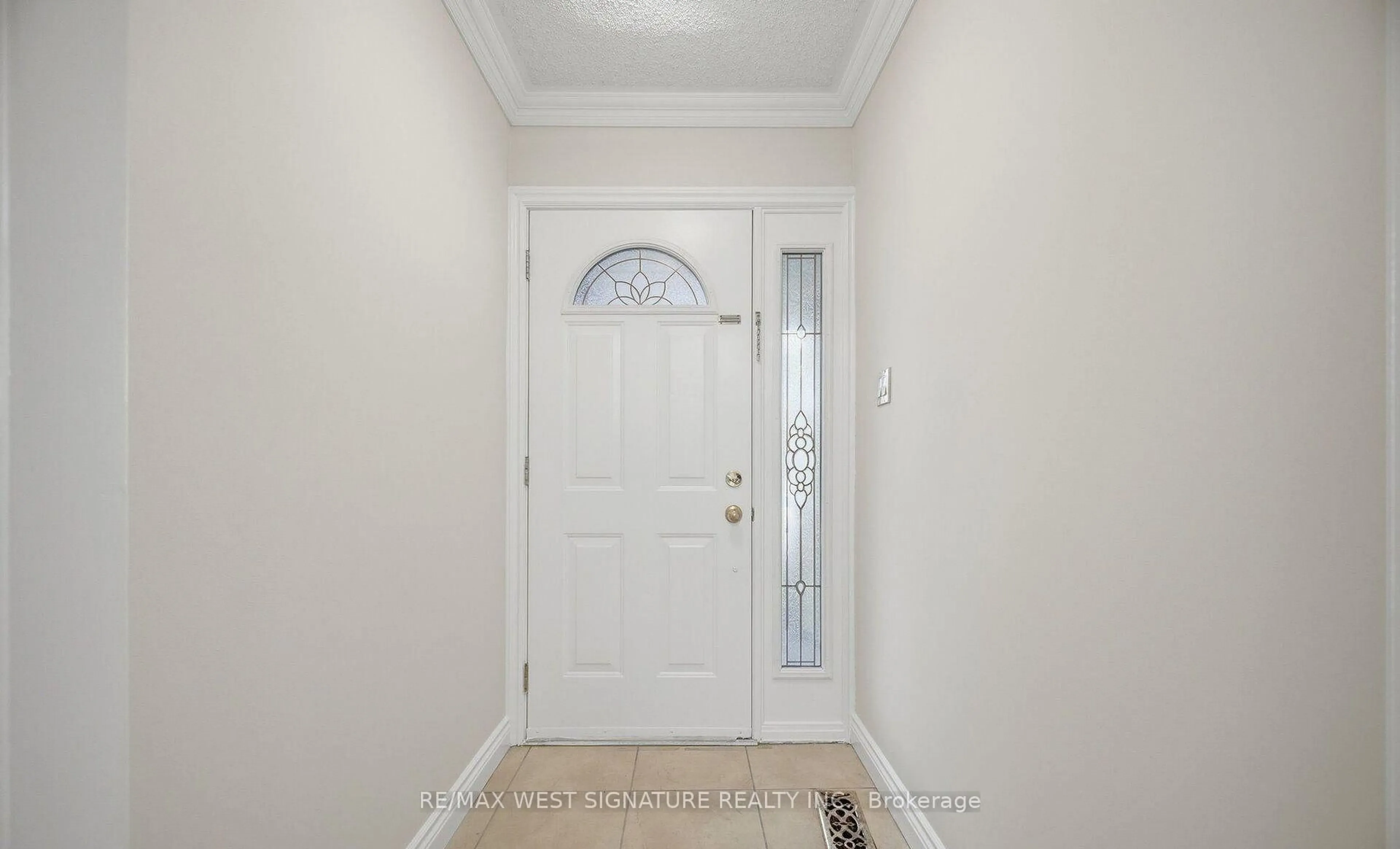 Indoor entryway for 36 Windsor Rd, Toronto Ontario M9R 3G4