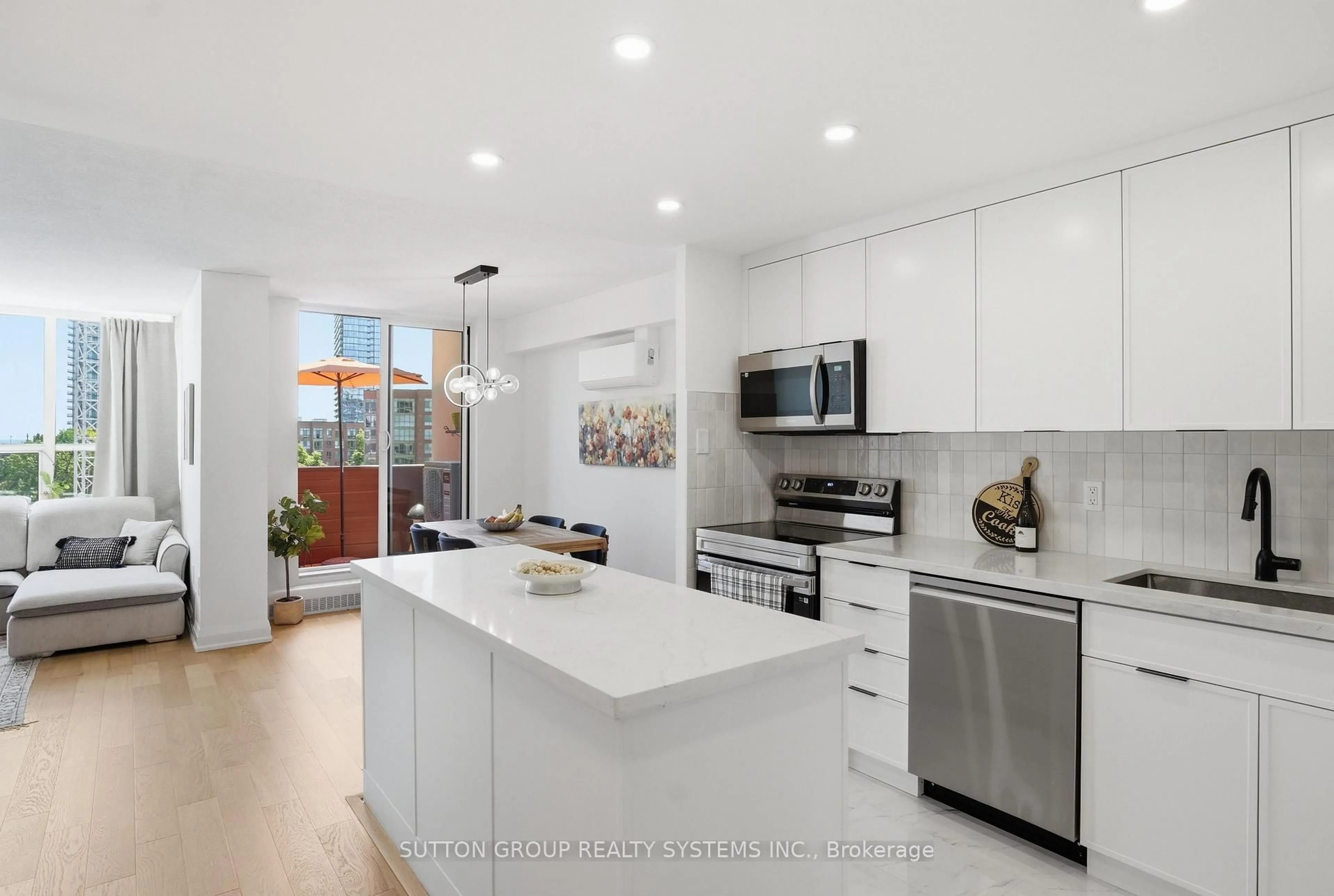 Open concept kitchen, ceramic/tile floor for 60 Southport St #304, Toronto Ontario M6S 3N4