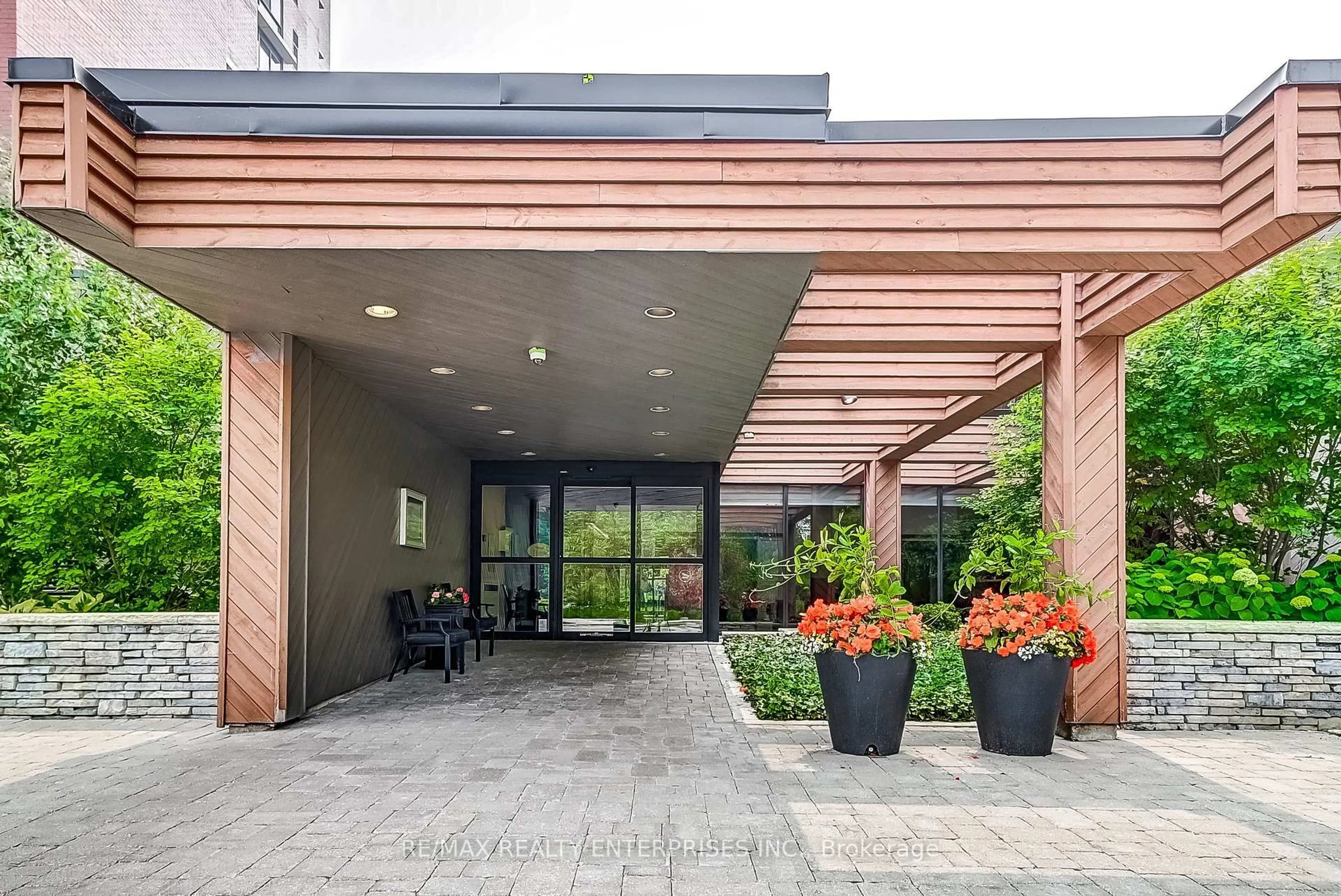 Indoor foyer for 1400 Dixie Rd #1708, Mississauga Ontario L5E 3E1