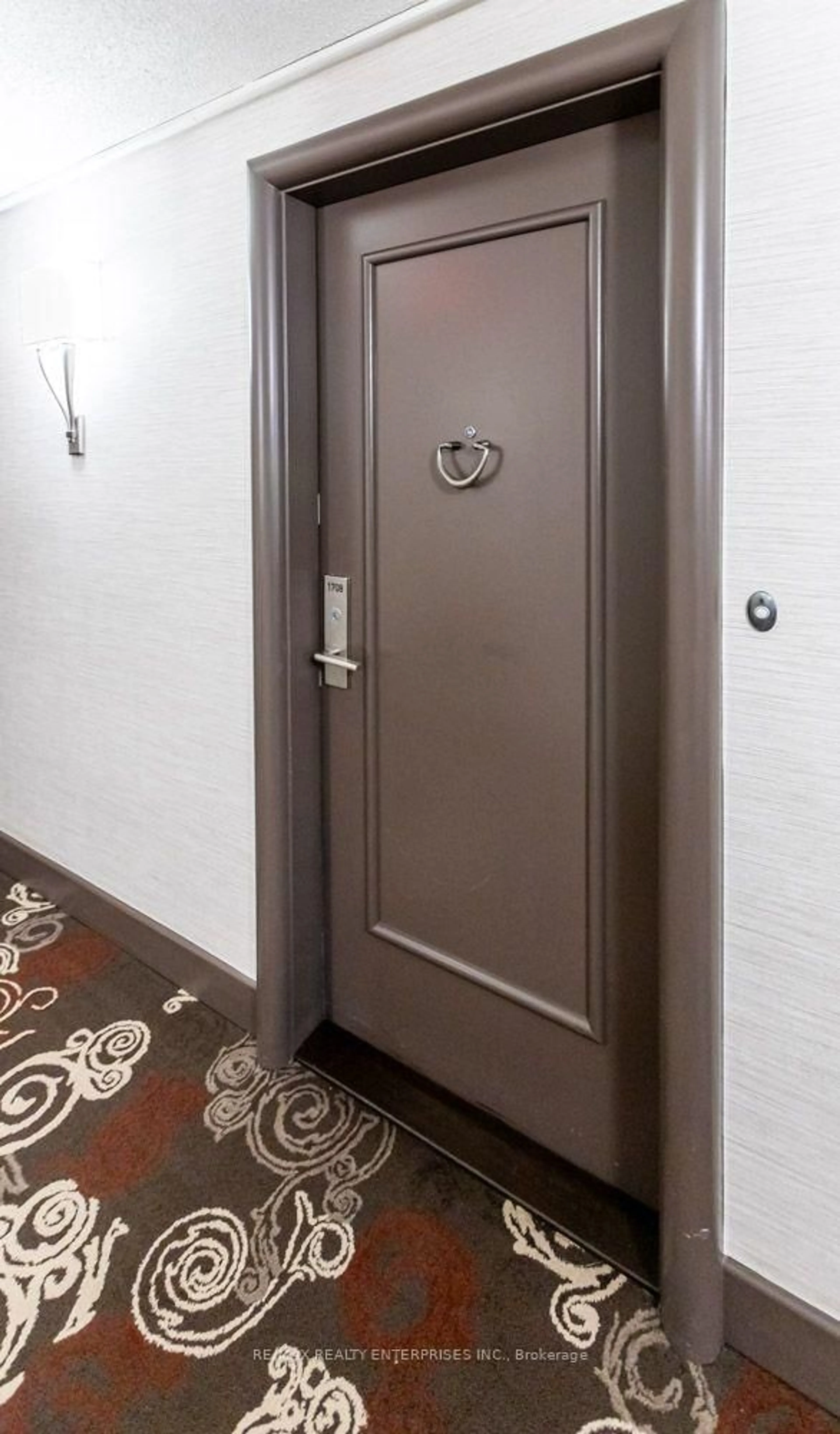 Indoor foyer for 1400 Dixie Rd #1708, Mississauga Ontario L5E 3E1