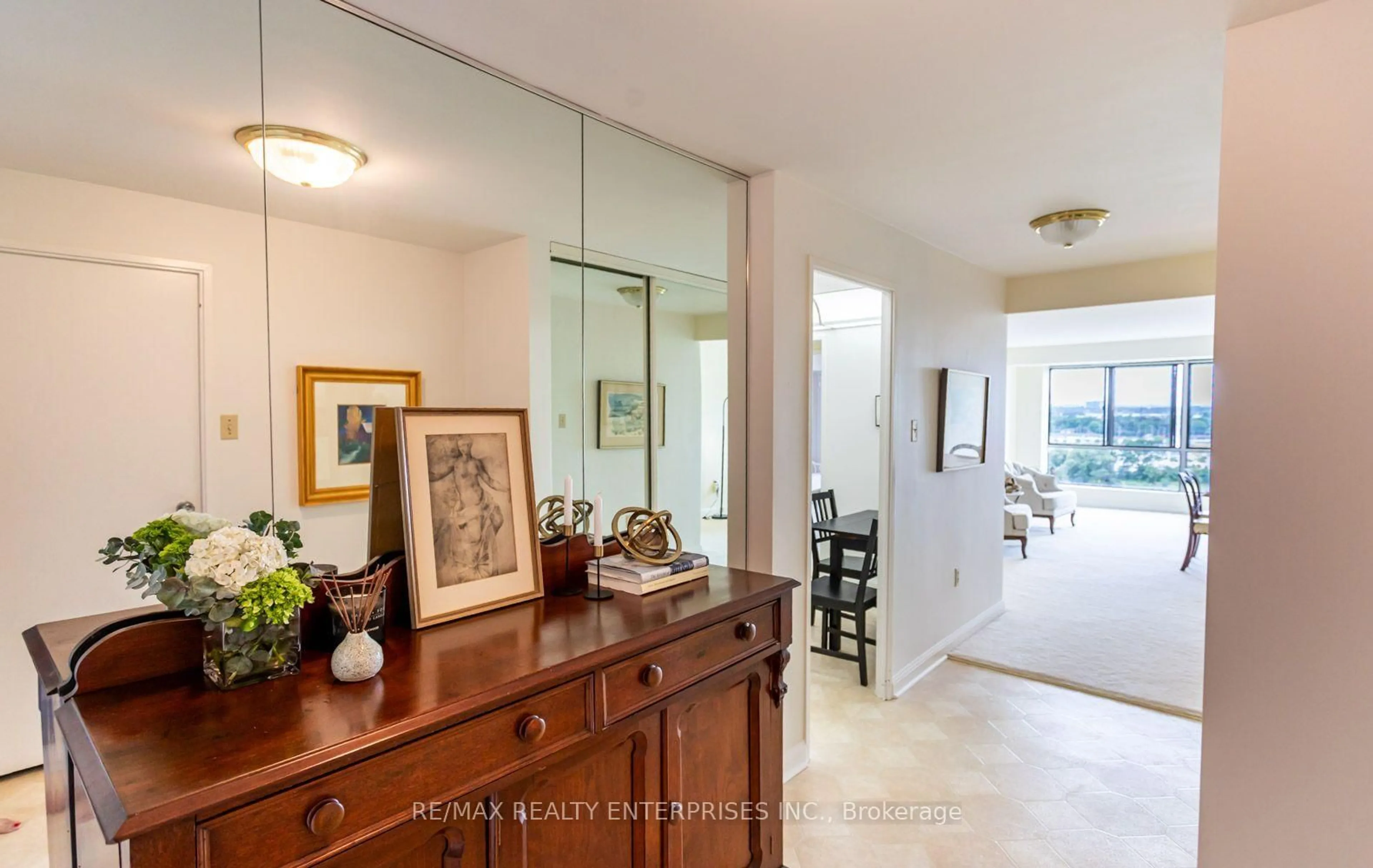 Indoor entryway for 1400 Dixie Rd #1708, Mississauga Ontario L5E 3E1