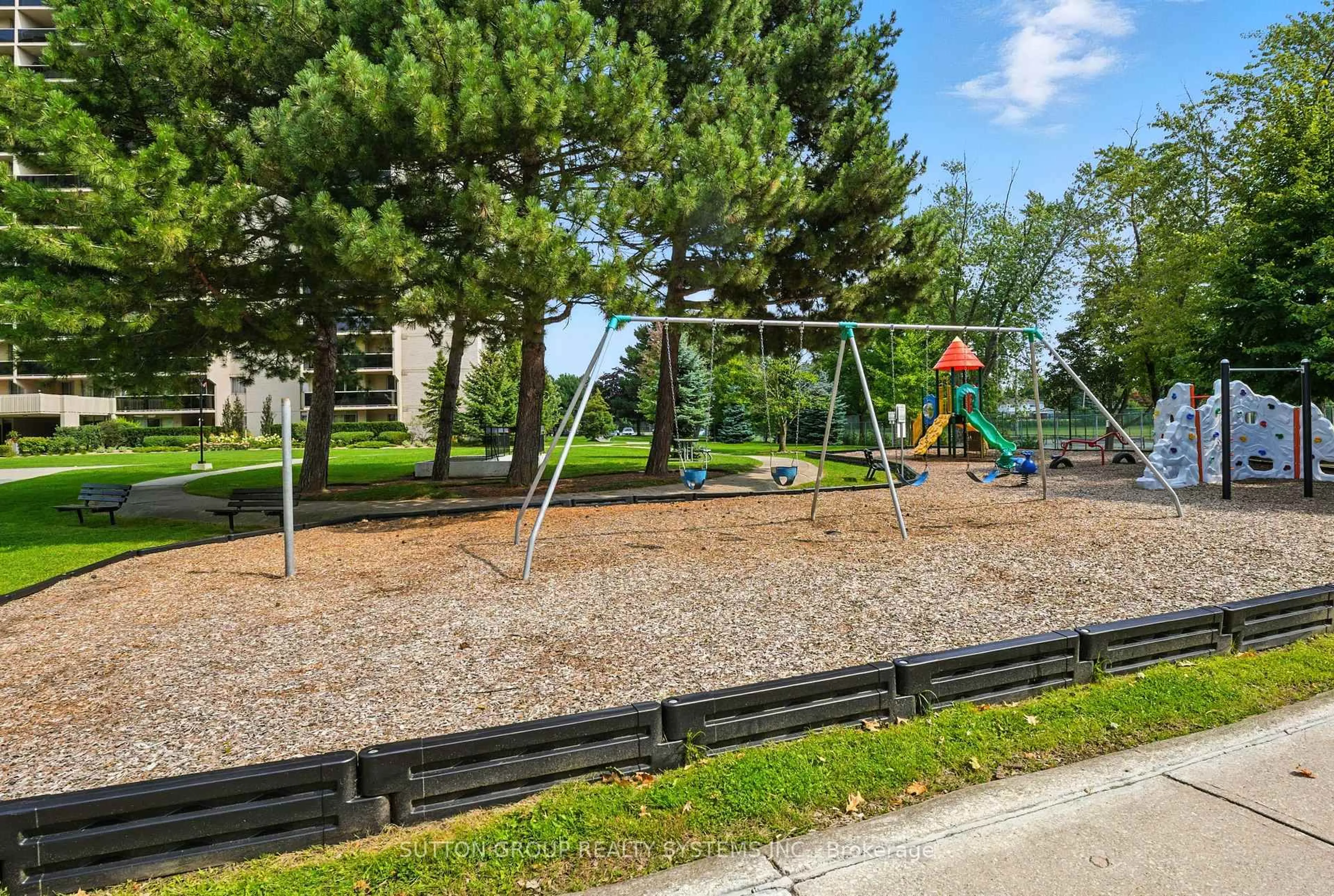 Patio, unknown for 812 Burnhamthorpe Rd #1504, Toronto Ontario M9C 4W1