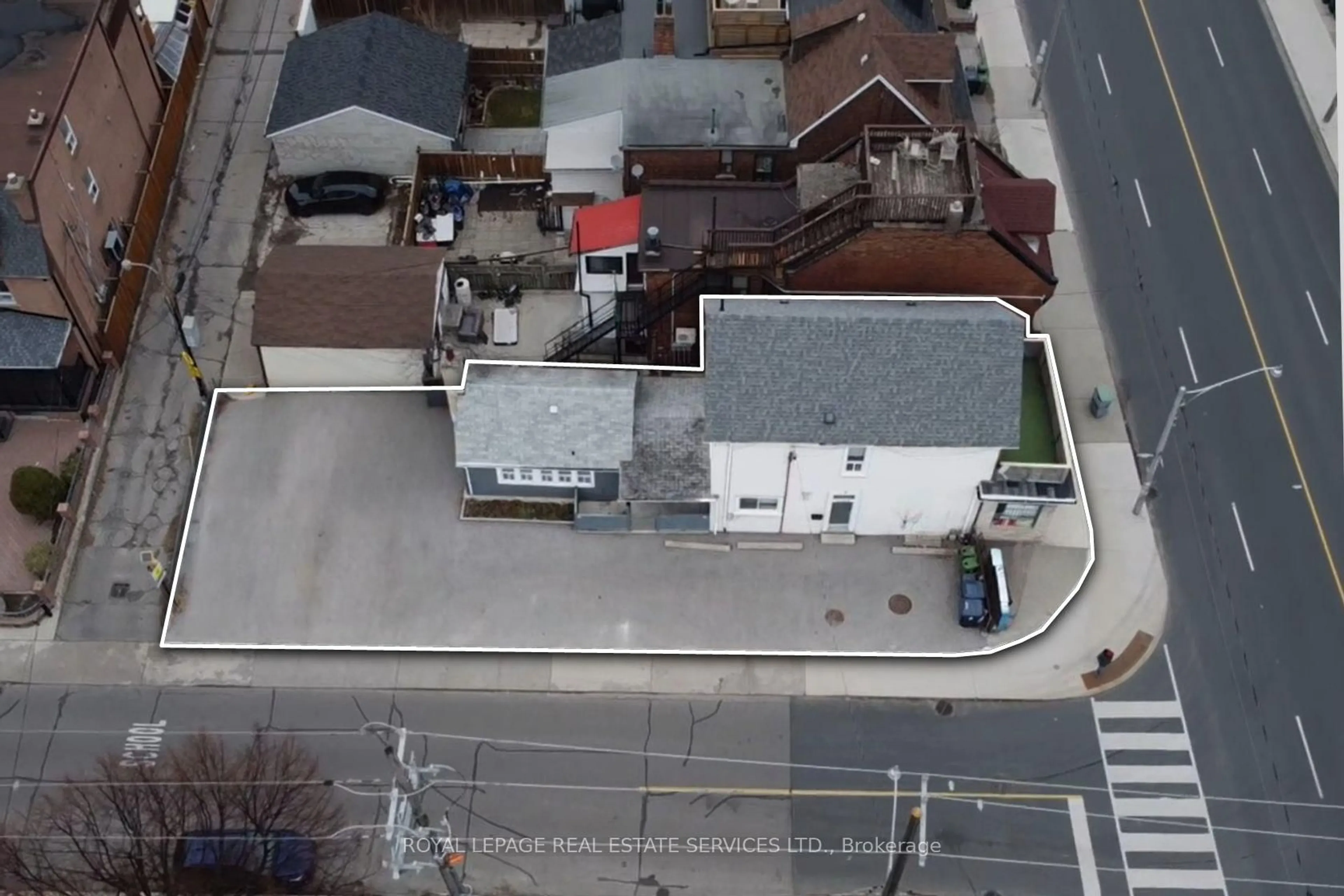 A pic from outside/outdoor area/front of a property/back of a property/a pic from drone, street for 1160 Dufferin St, Toronto Ontario M6H 4B8