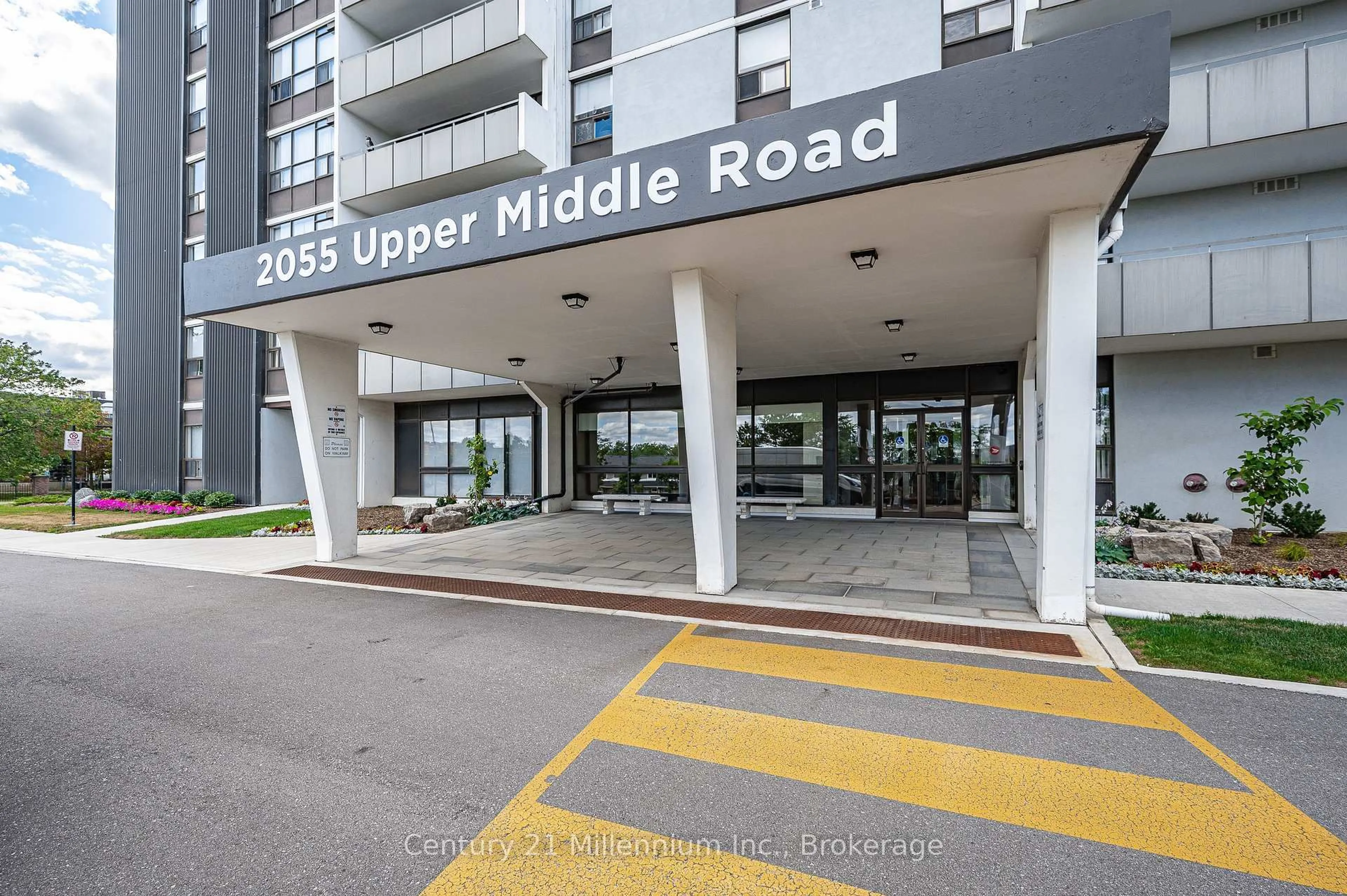 Indoor foyer for 2055 Upper Middle Rd #1605, Burlington Ontario L7P 3P4