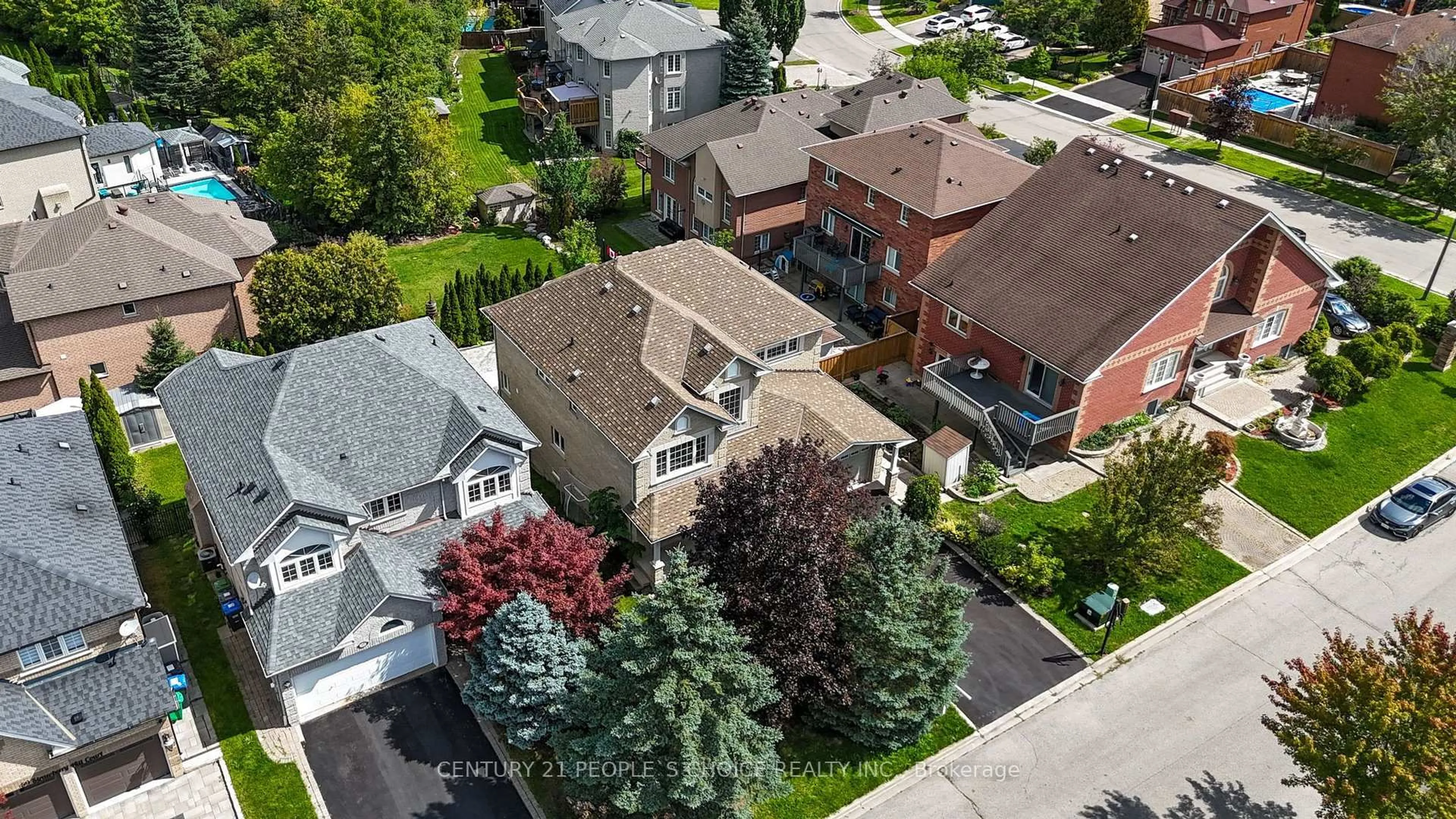 A pic from outside/outdoor area/front of a property/back of a property/a pic from drone, street for 43 Strawberry Hill Crt, Caledon Ontario L7E 2M4