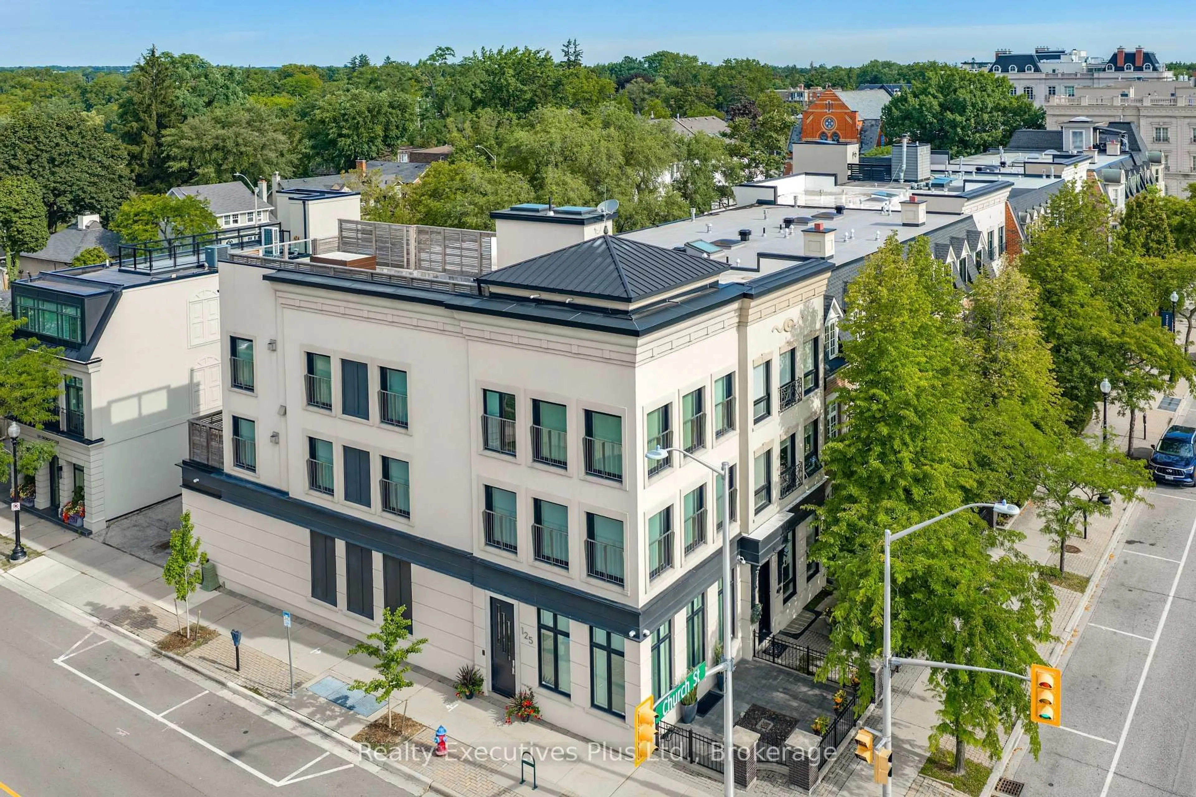 A pic from outside/outdoor area/front of a property/back of a property/a pic from drone, city buildings view from balcony for 125 George St, Oakville Ontario L6J 3B9