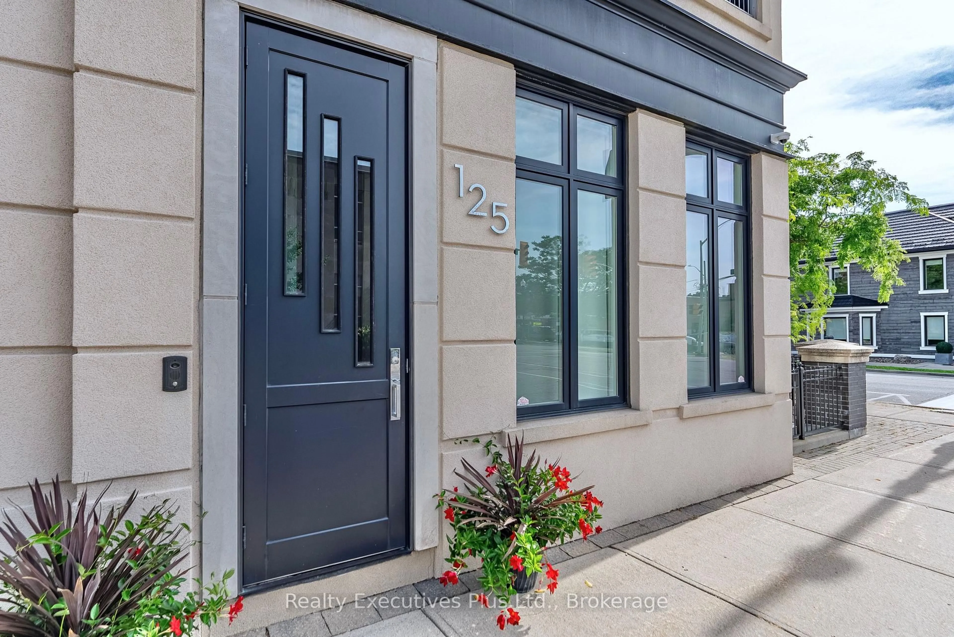 Indoor entryway for 125 George St, Oakville Ontario L6J 3B9