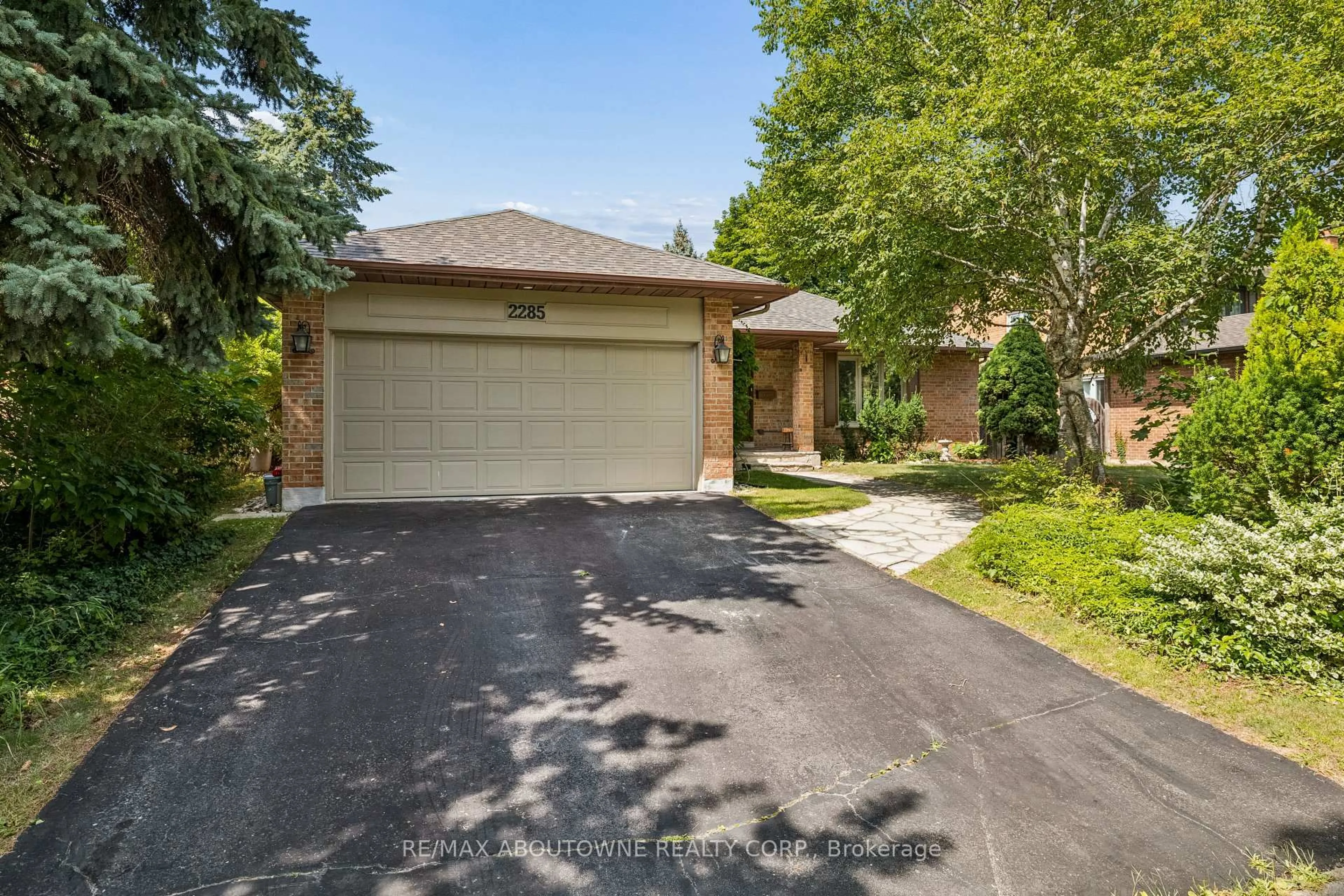 A pic from outside/outdoor area/front of a property/back of a property/a pic from drone, street for 2285 Dunedin Rd, Oakville Ontario L6J 5V4