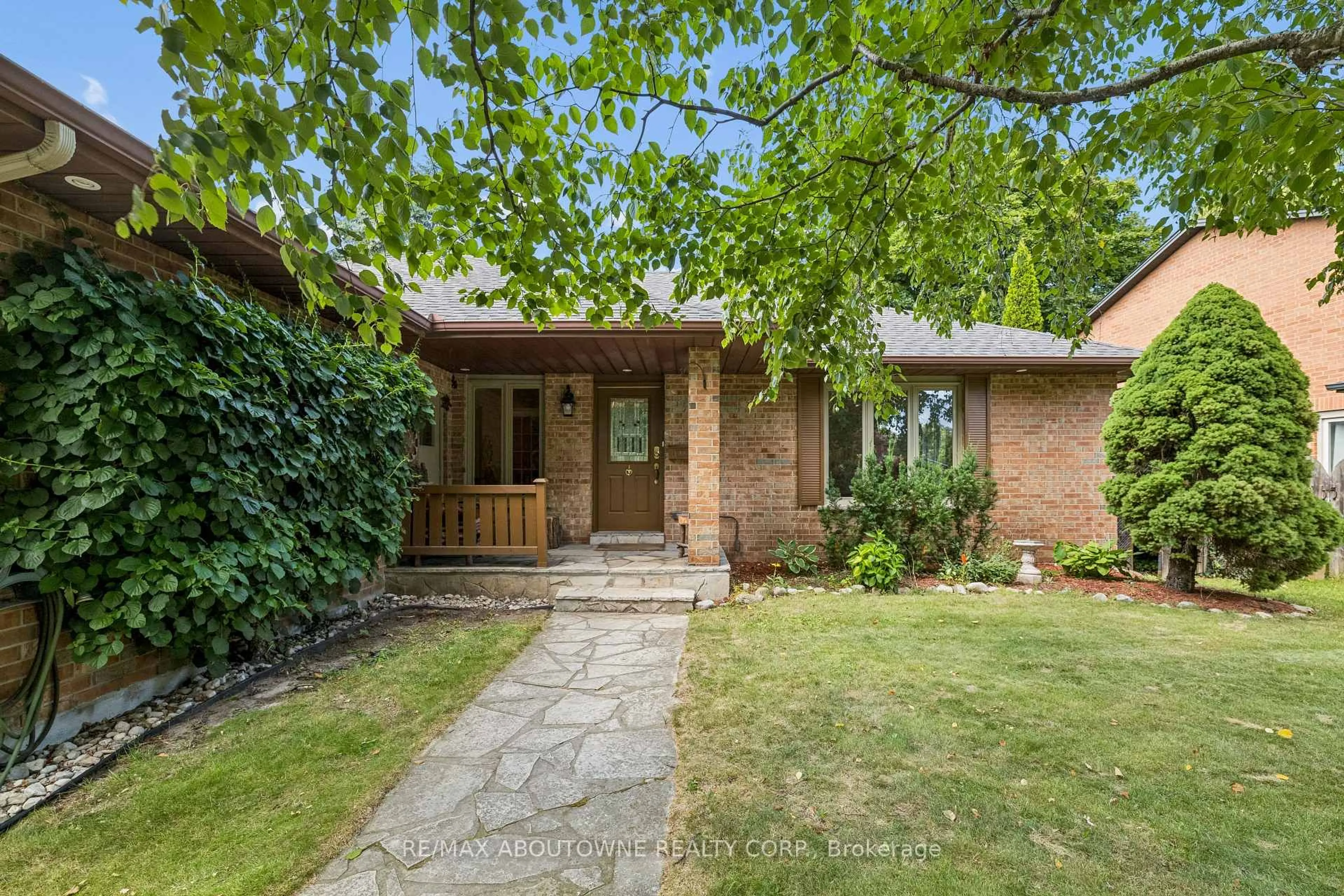Home with brick exterior material, street for 2285 Dunedin Rd, Oakville Ontario L6J 5V4