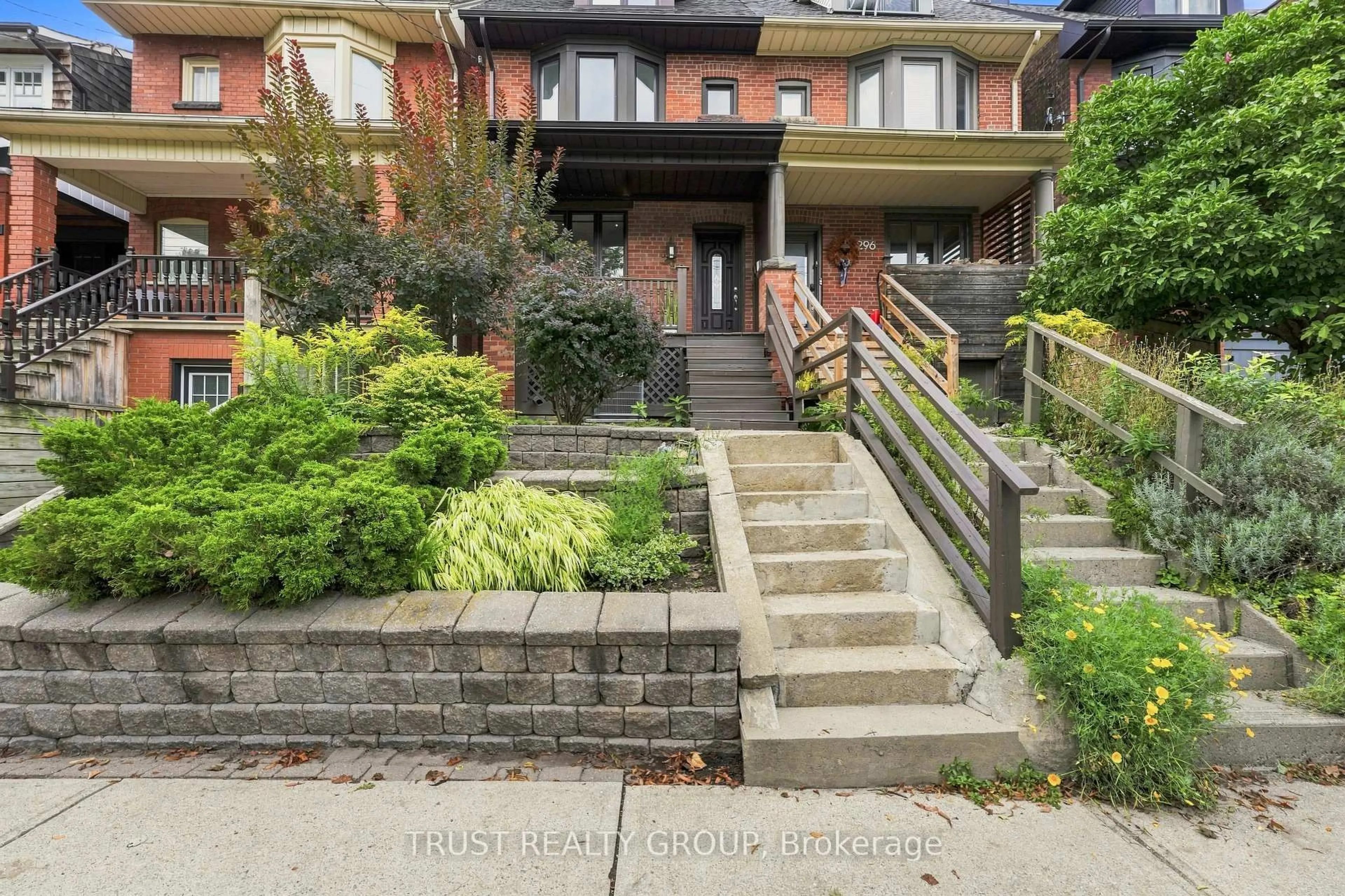 Stairs for 298 Garden Ave, Toronto Ontario M6R 1J6