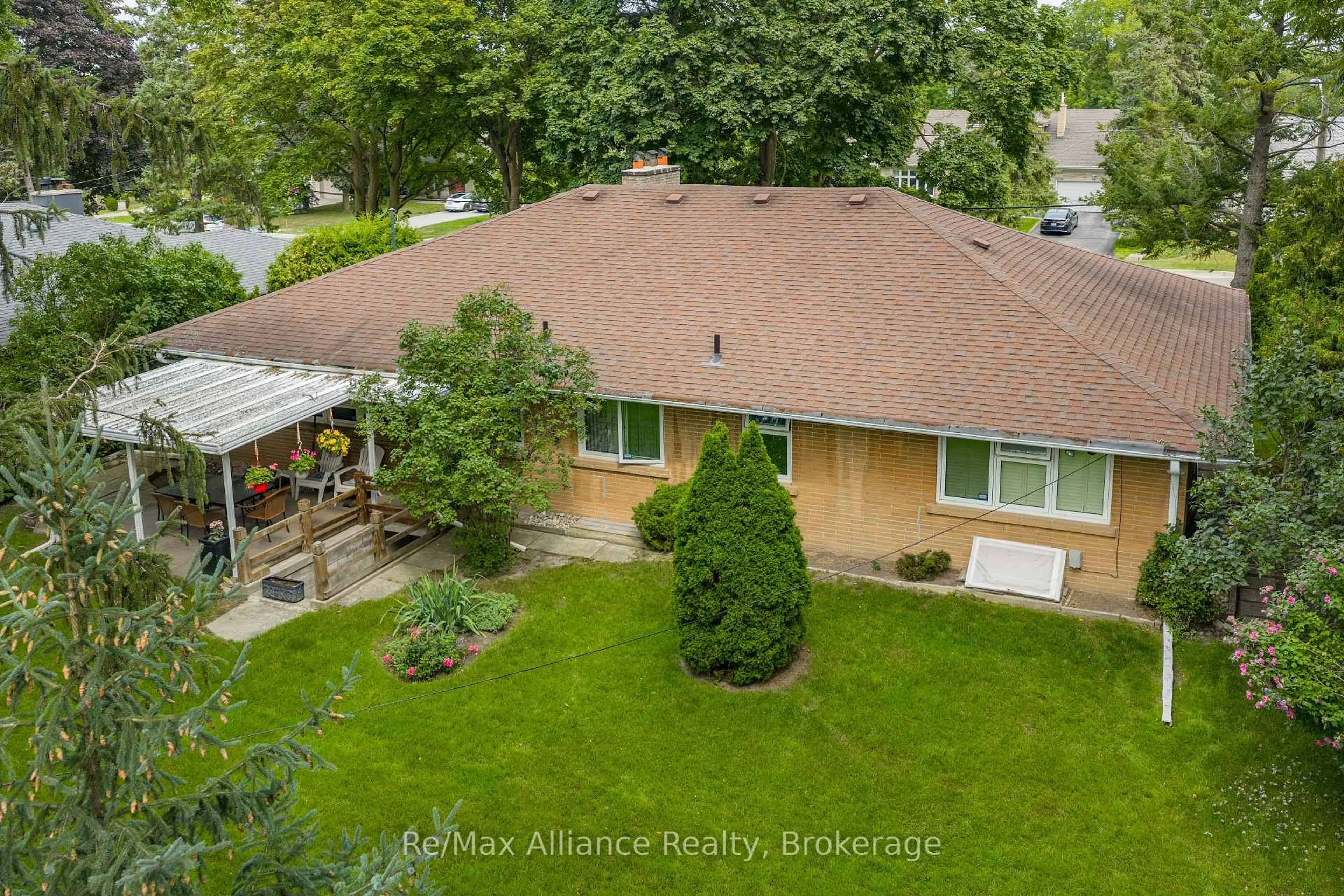 A pic from outside/outdoor area/front of a property/back of a property/a pic from drone, unknown for 410 The Kingsway, Toronto Ontario M9A 3V9