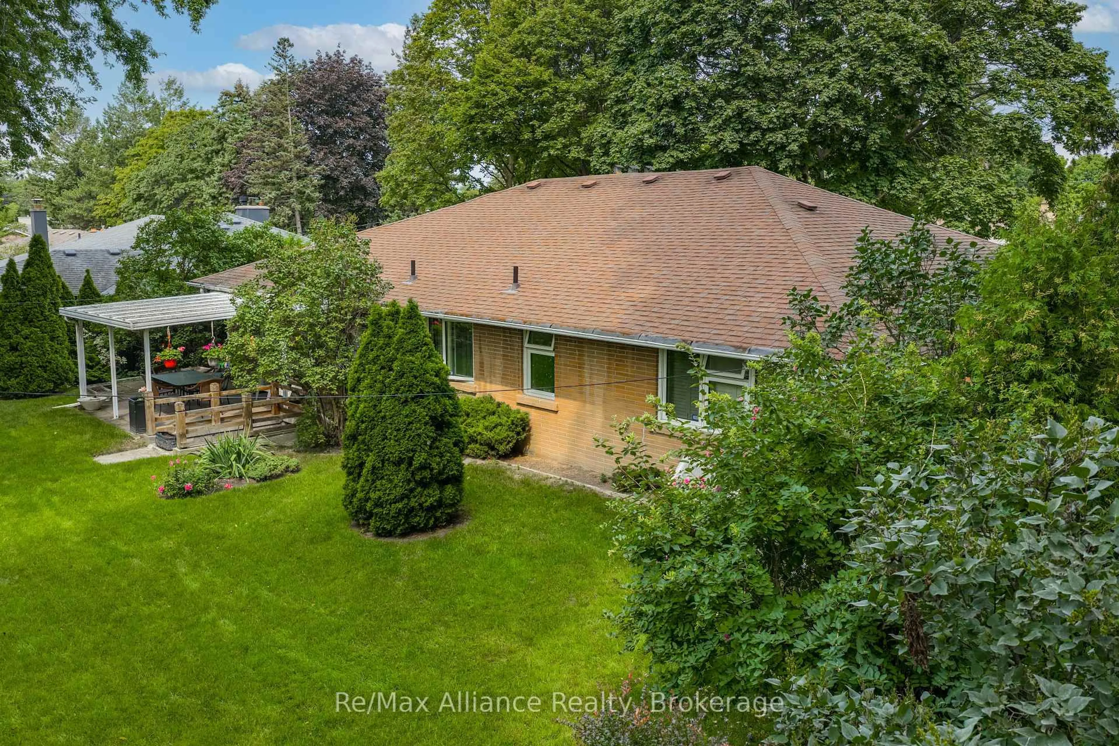 A pic from outside/outdoor area/front of a property/back of a property/a pic from drone, unknown for 410 The Kingsway, Toronto Ontario M9A 3V9