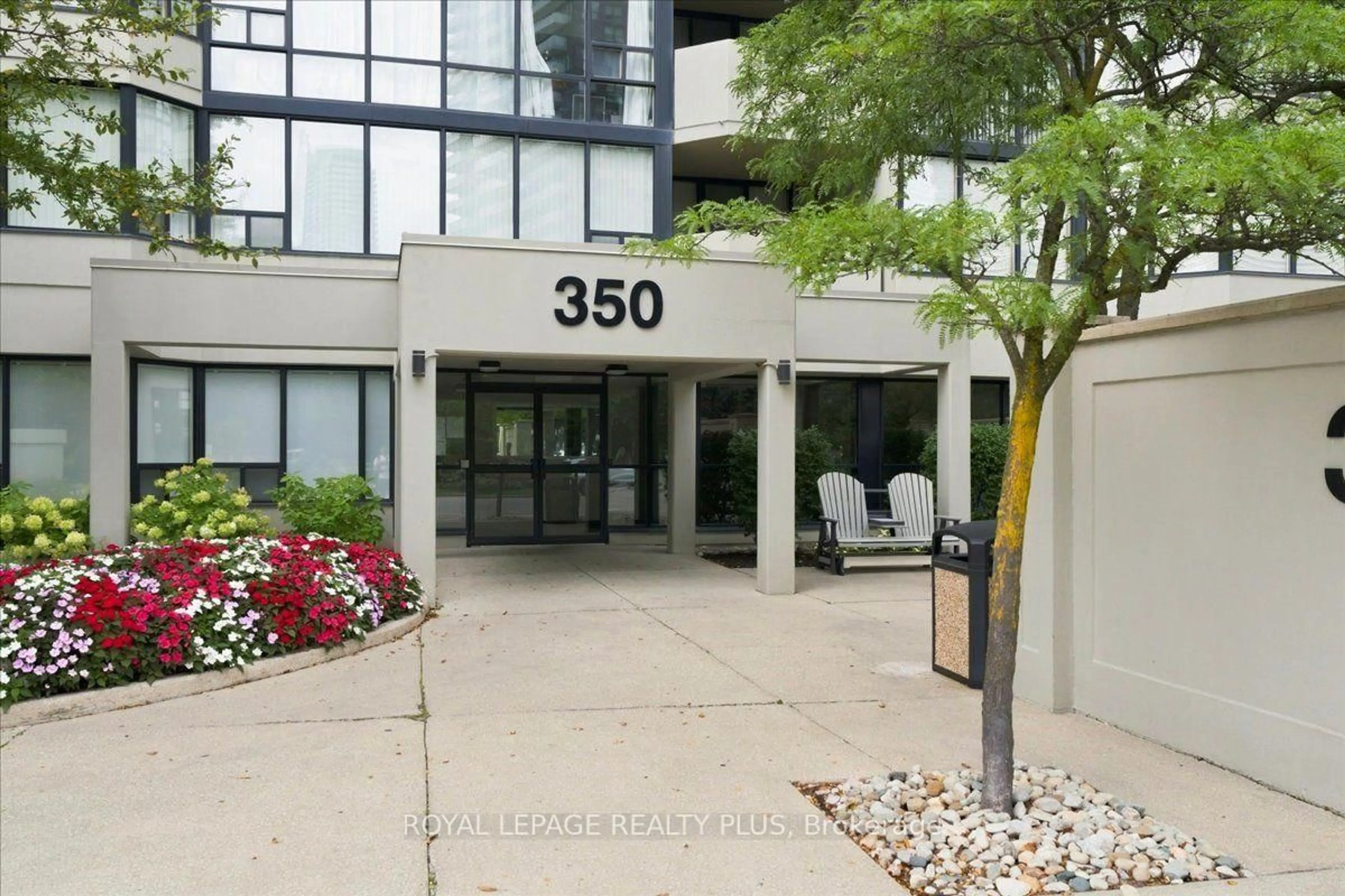 Indoor foyer for 350 Rathburn Rd #701, Mississauga Ontario L5B 3Y2