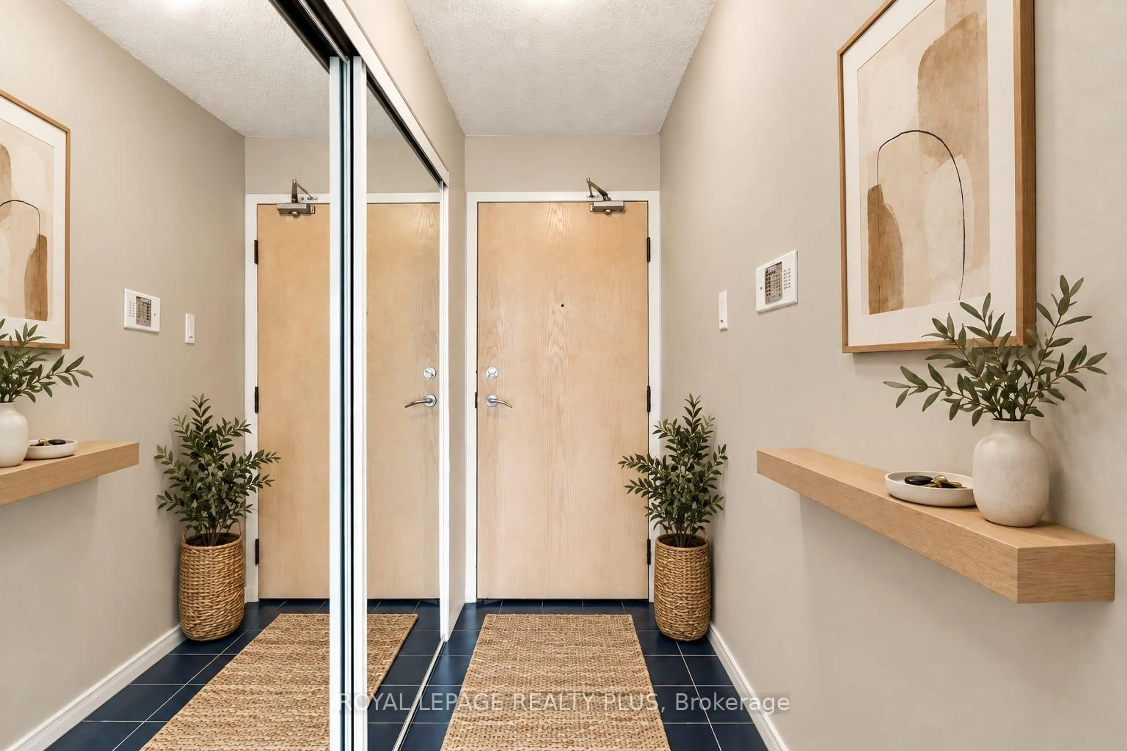 Indoor entryway for 350 Rathburn Rd #701, Mississauga Ontario L5B 3Y2