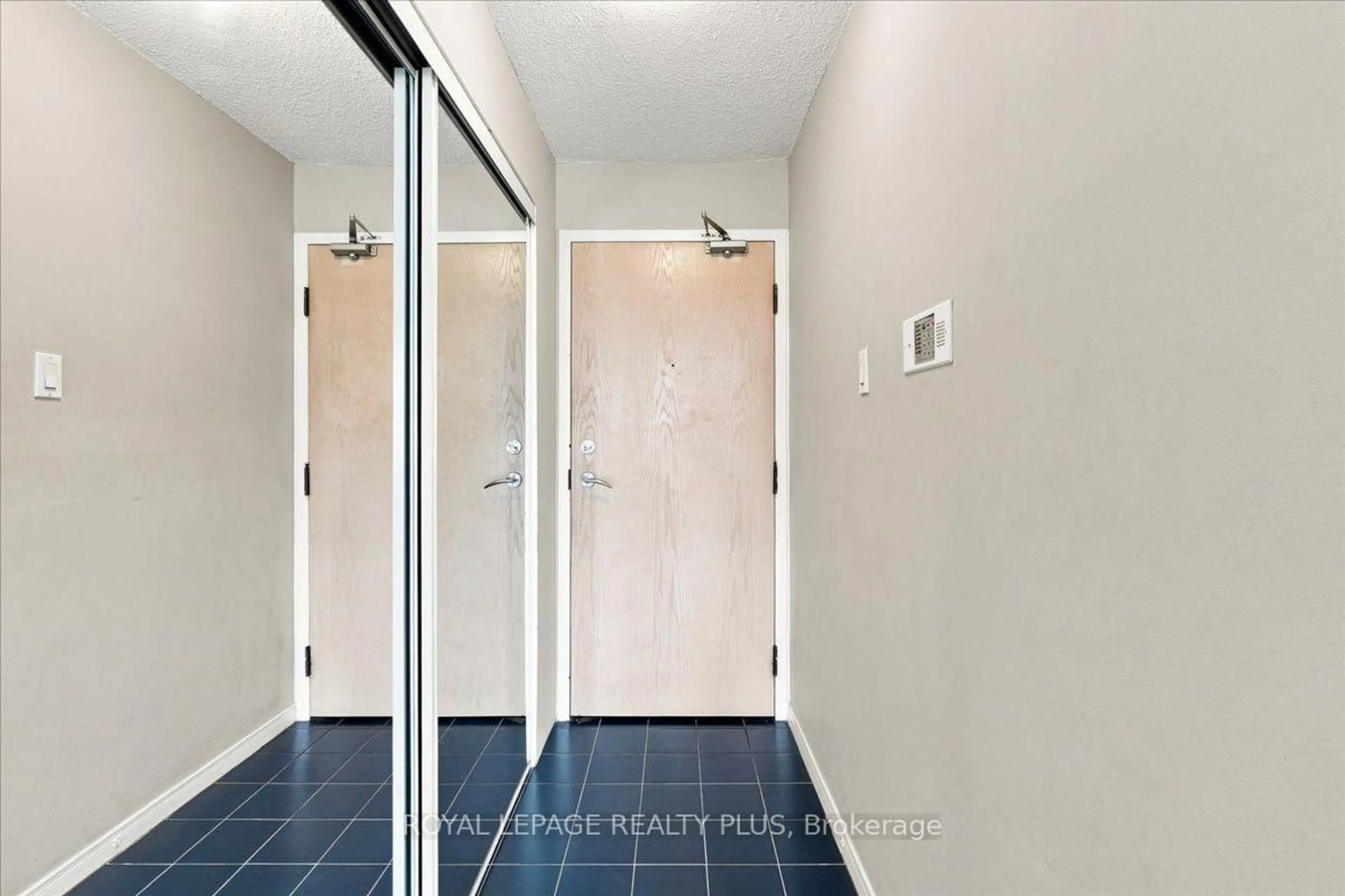 Indoor entryway for 350 Rathburn Rd #701, Mississauga Ontario L5B 3Y2