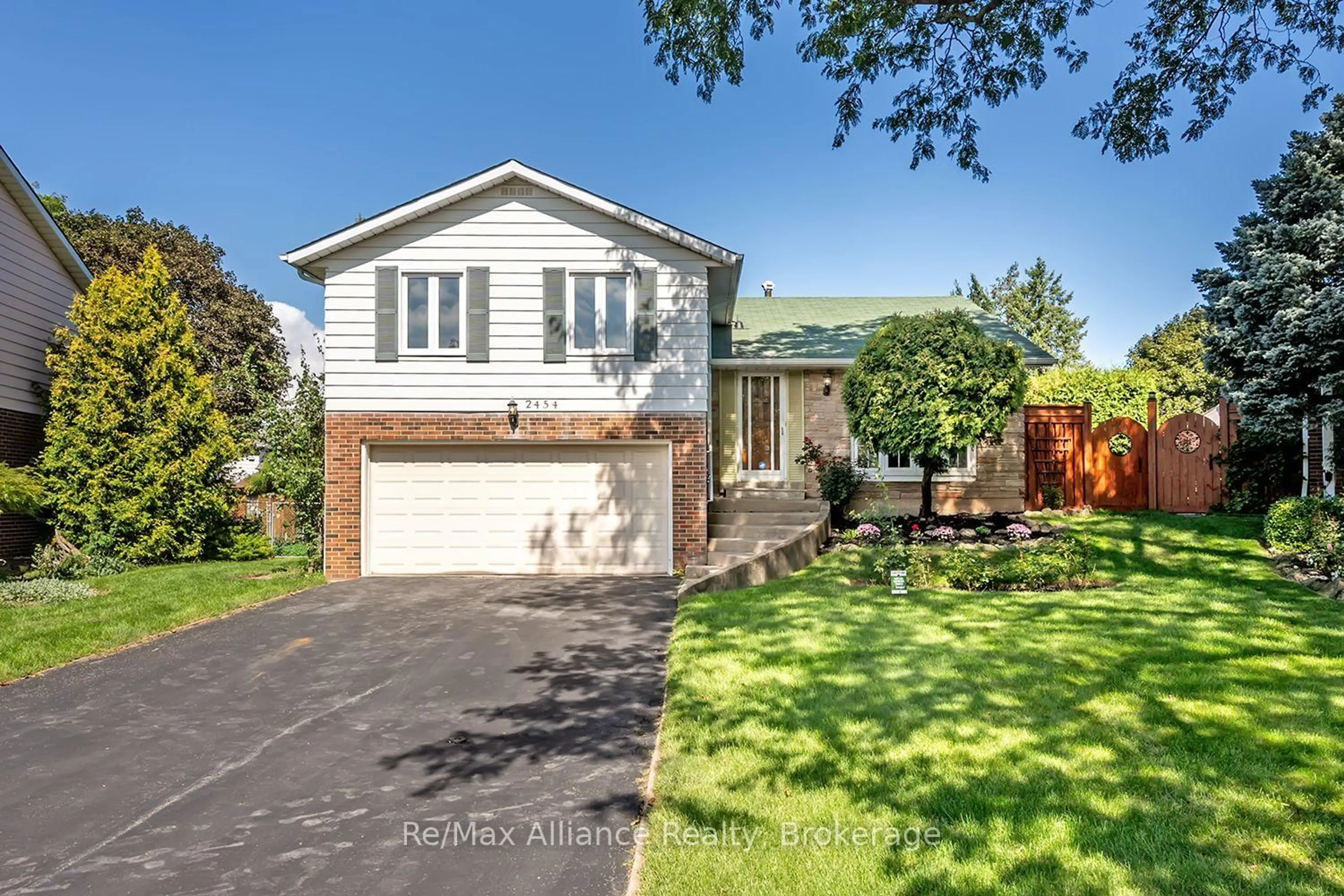 Home with brick exterior material, street for 2454 Woking Cres, Mississauga Ontario L5K 1Z7