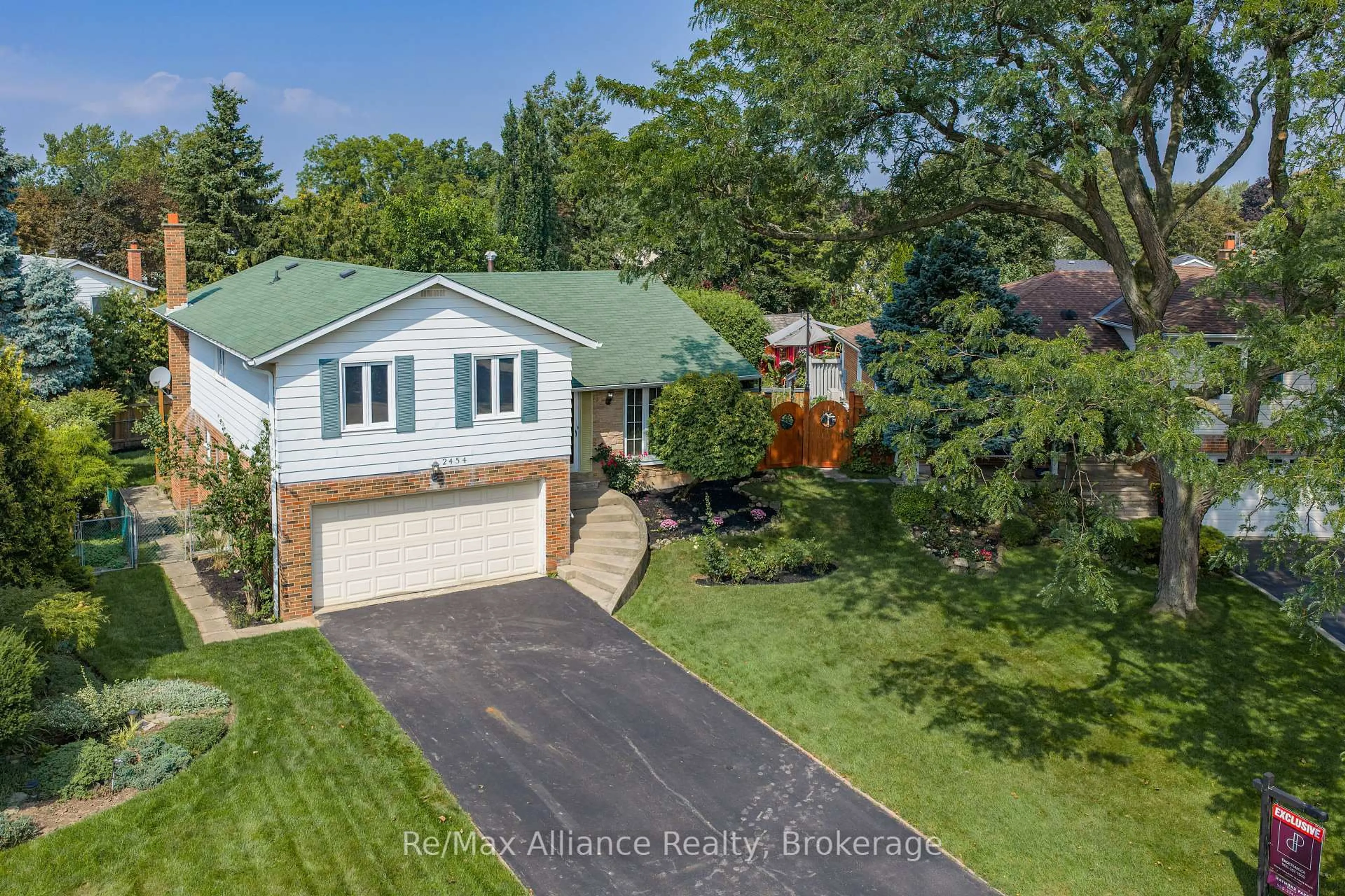 A pic from outside/outdoor area/front of a property/back of a property/a pic from drone, street for 2454 Woking Cres, Mississauga Ontario L5K 1Z7