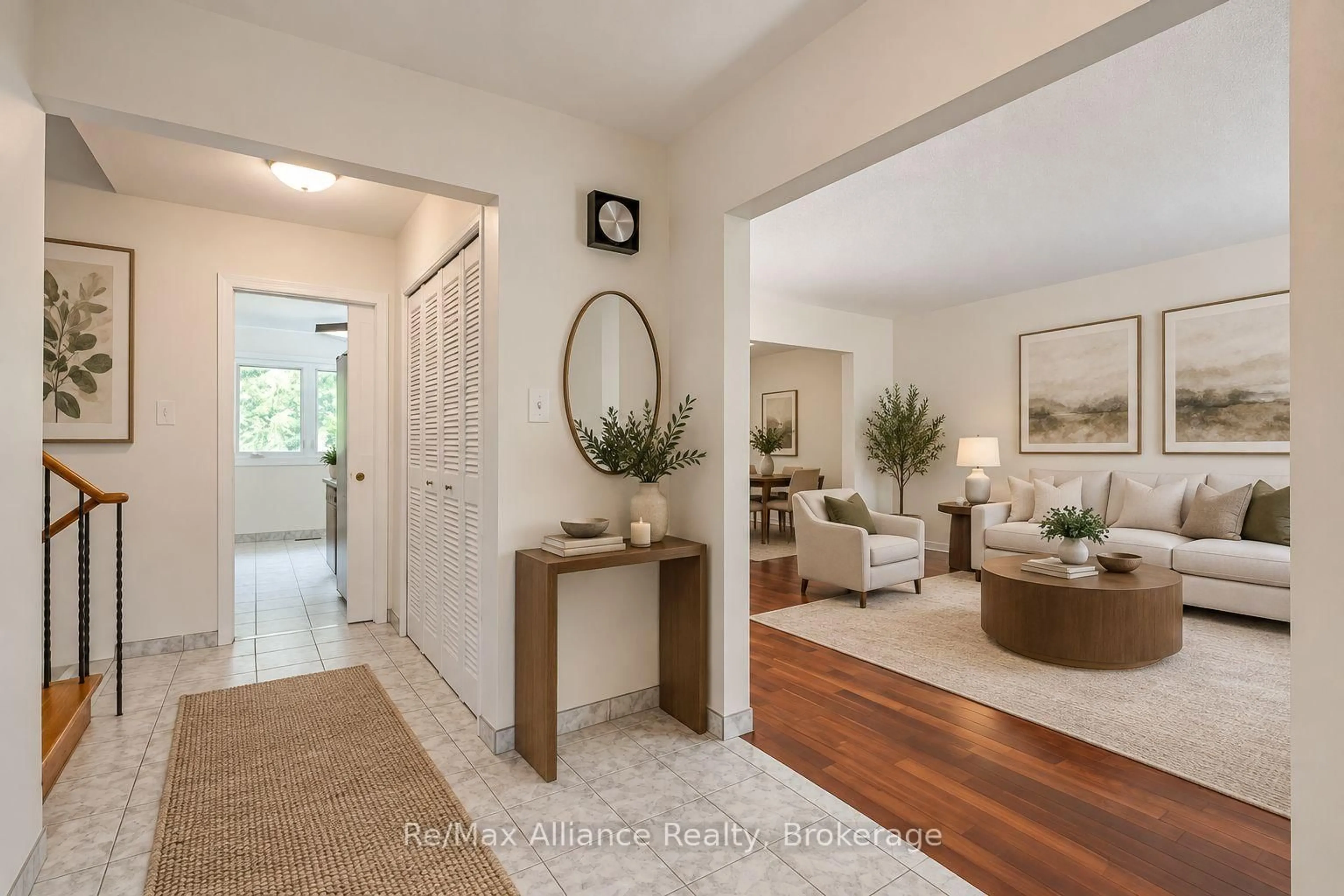 Indoor entryway for 2454 Woking Cres, Mississauga Ontario L5K 1Z7