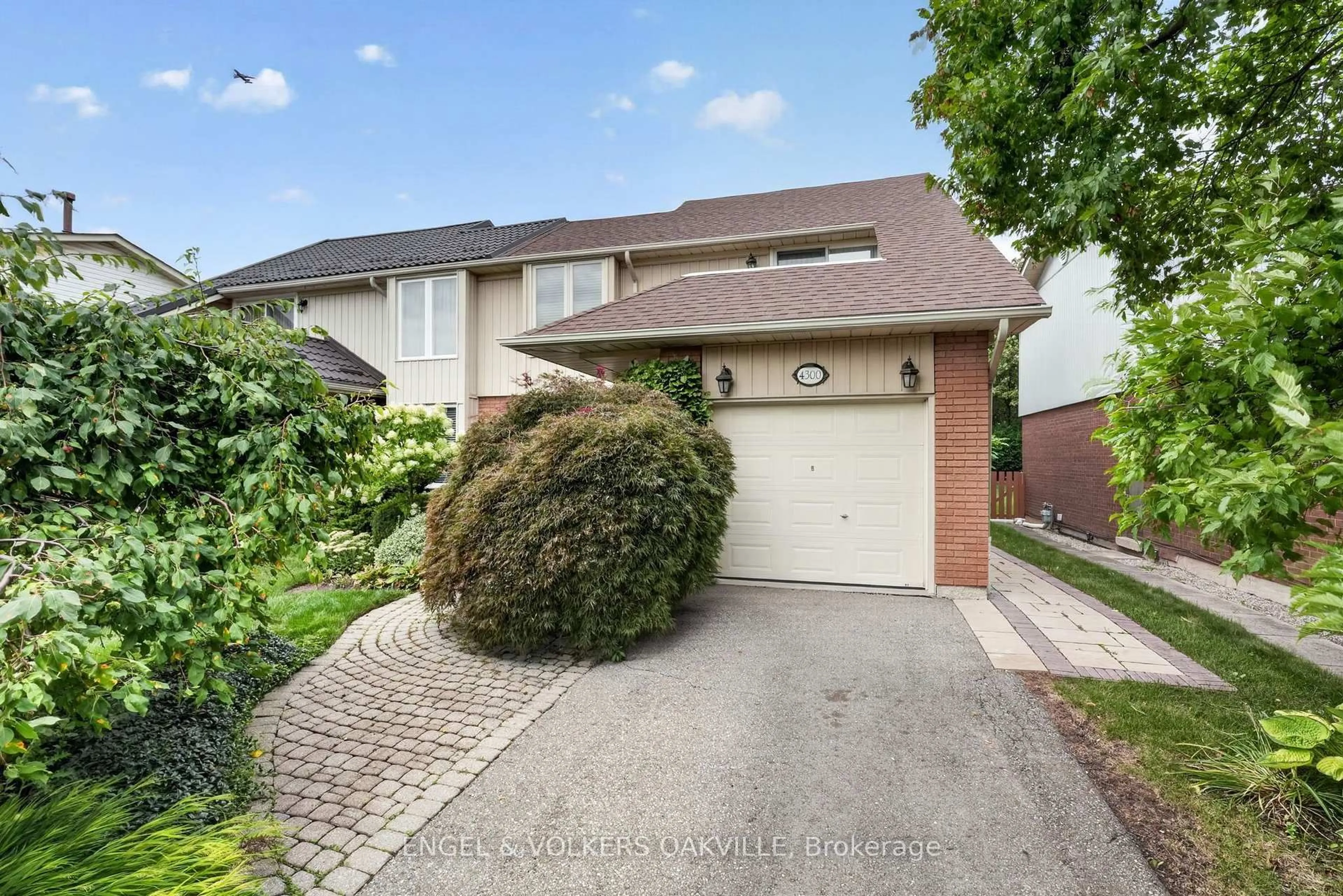 A pic from outside/outdoor area/front of a property/back of a property/a pic from drone, street for 4300 Pheasant Ru, Mississauga Ontario L5L 2B9