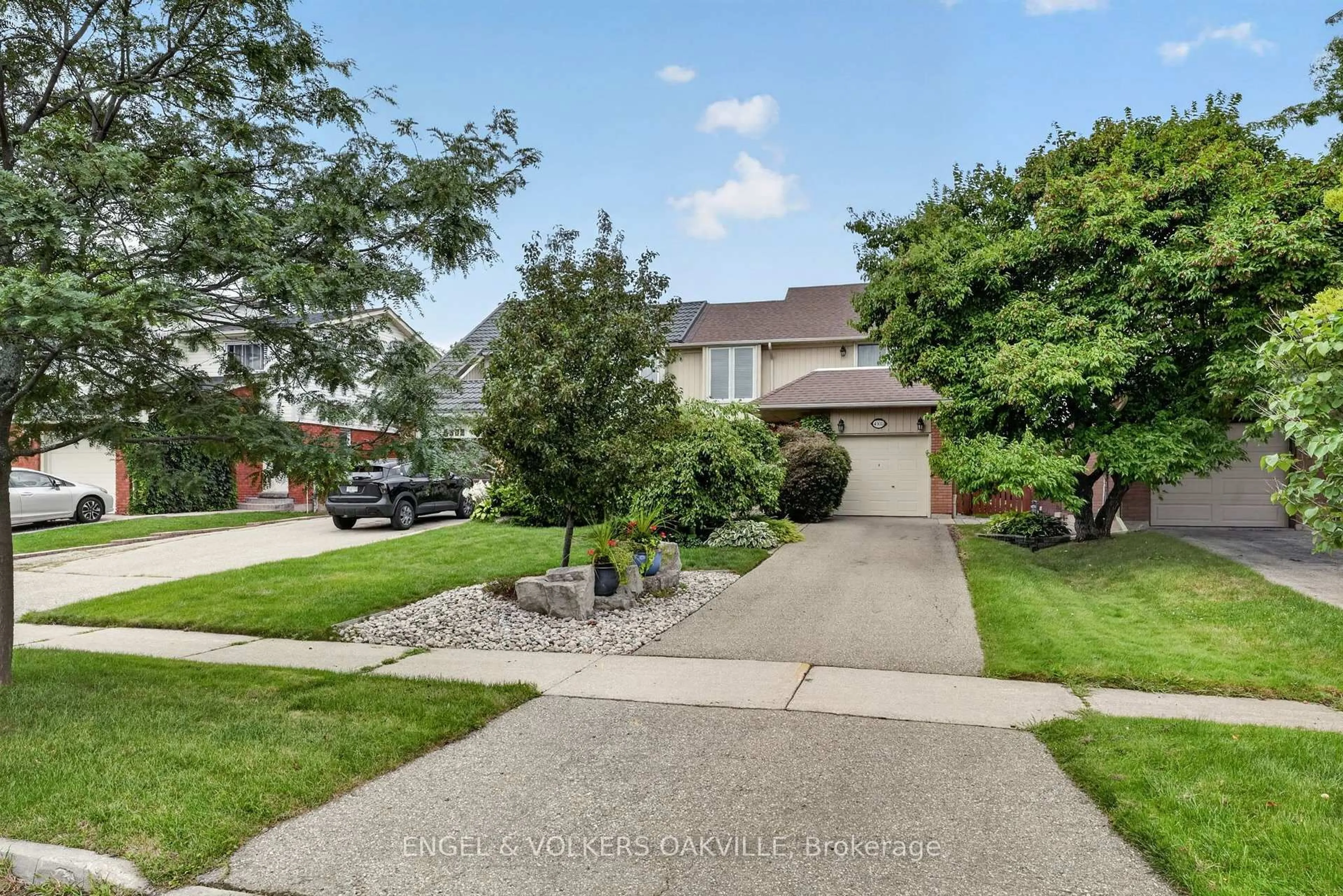A pic from outside/outdoor area/front of a property/back of a property/a pic from drone, street for 4300 Pheasant Ru, Mississauga Ontario L5L 2B9