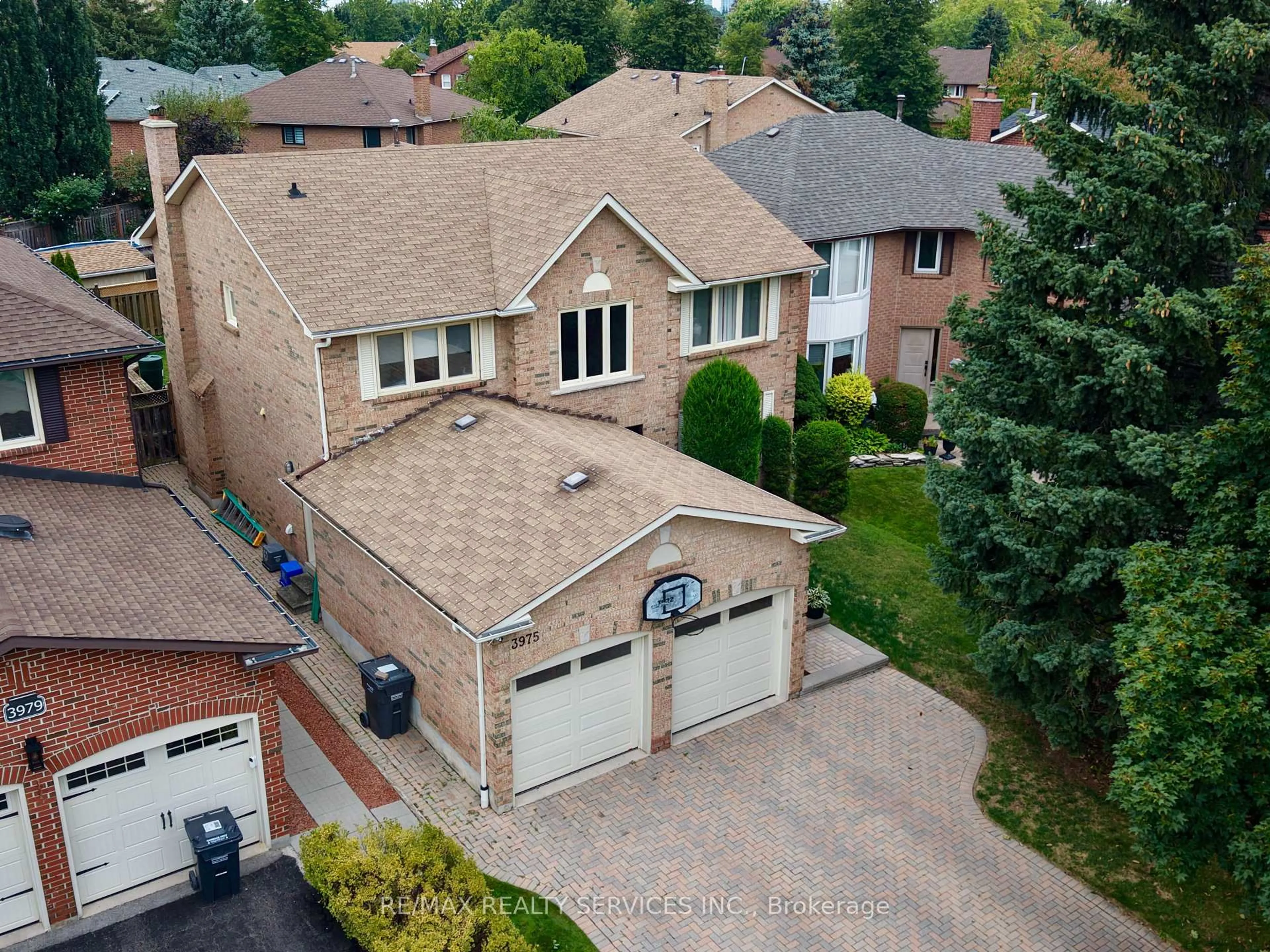A pic from outside/outdoor area/front of a property/back of a property/a pic from drone, street for 3975 Seebring Cres, Mississauga Ontario L5L 3Y1