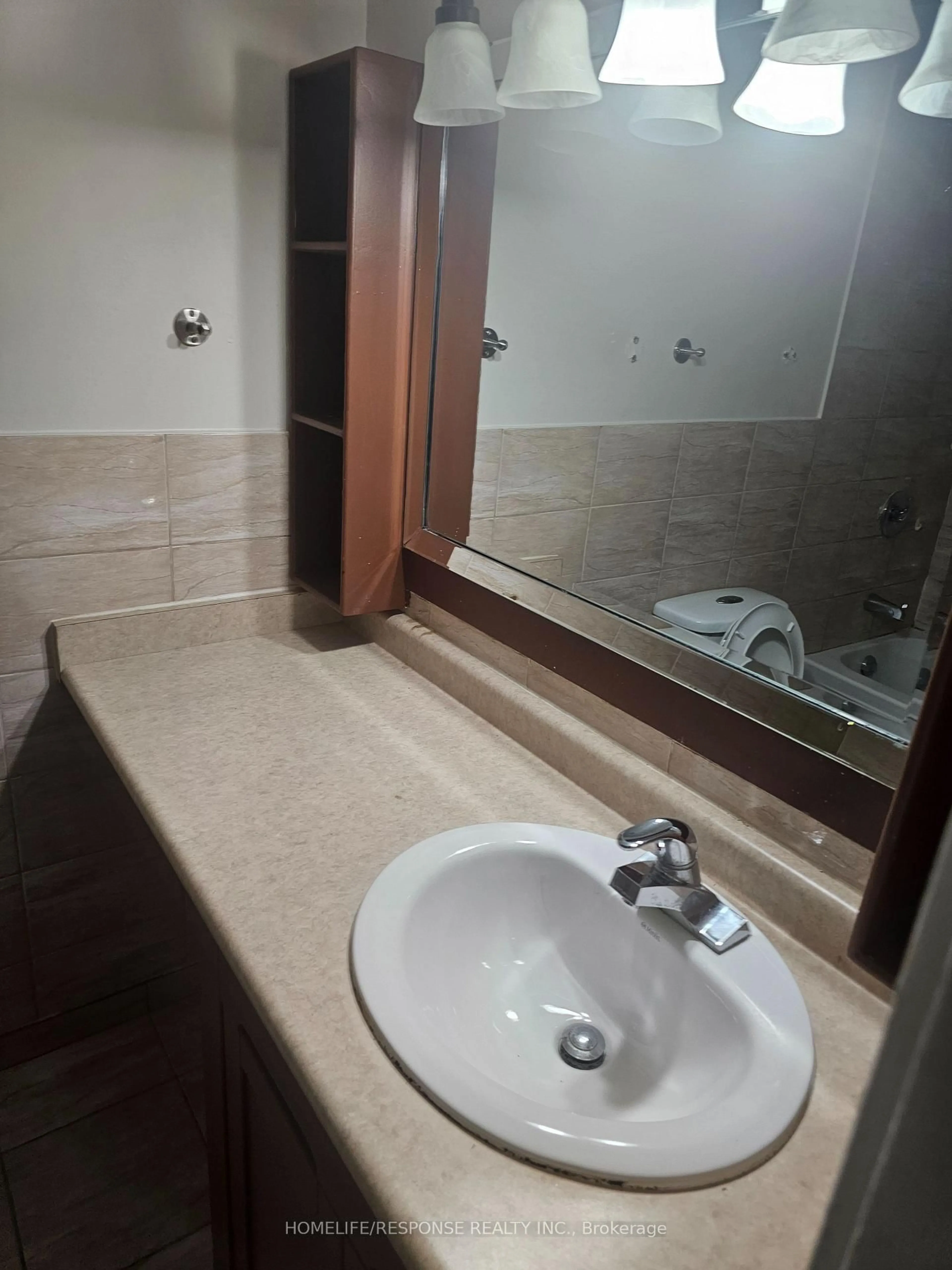 Standard bathroom, floor is not visible for 1625 BLOOR St #715, Mississauga Ontario L4X 1S3