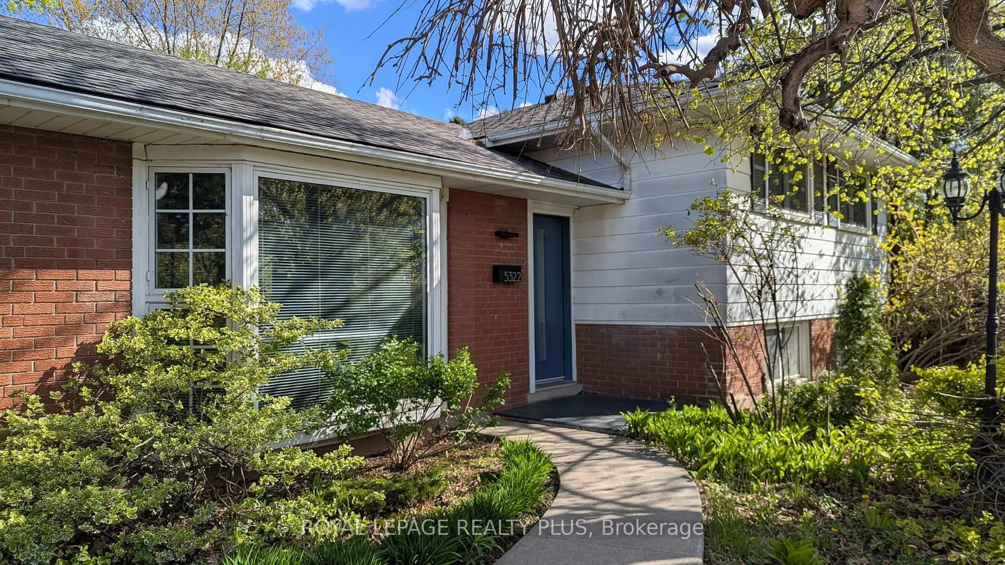 Home with brick exterior material, street for 5322 Windermere Dr, Burlington Ontario L7L 3M1