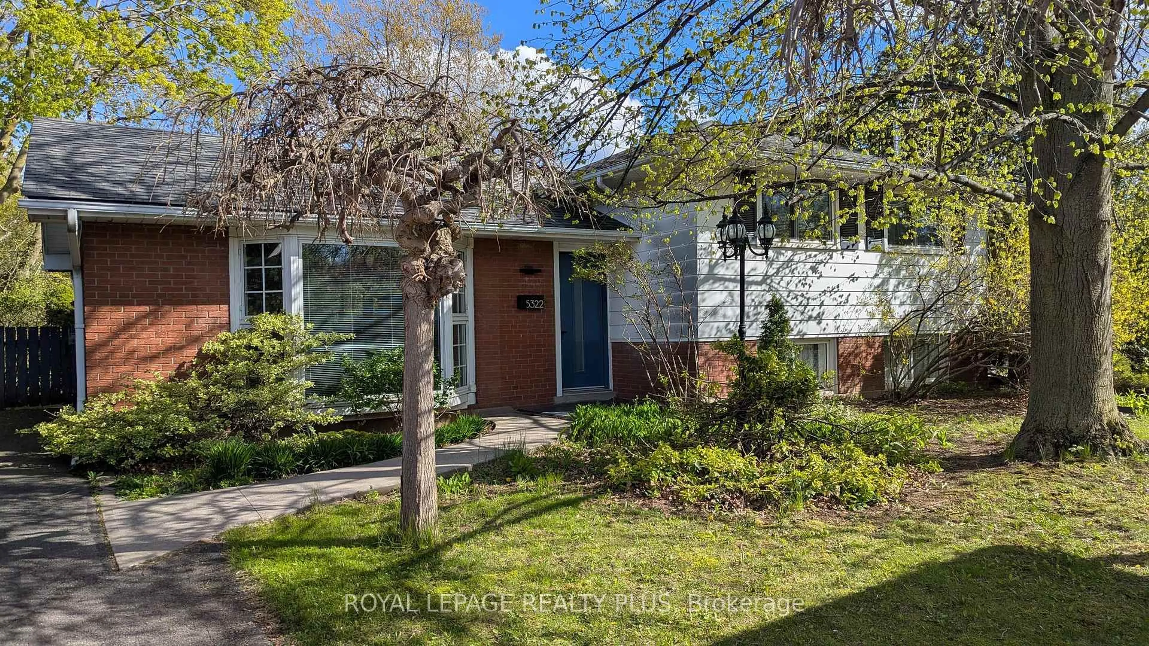 Home with brick exterior material, street for 5322 Windermere Dr, Burlington Ontario L7L 3M1