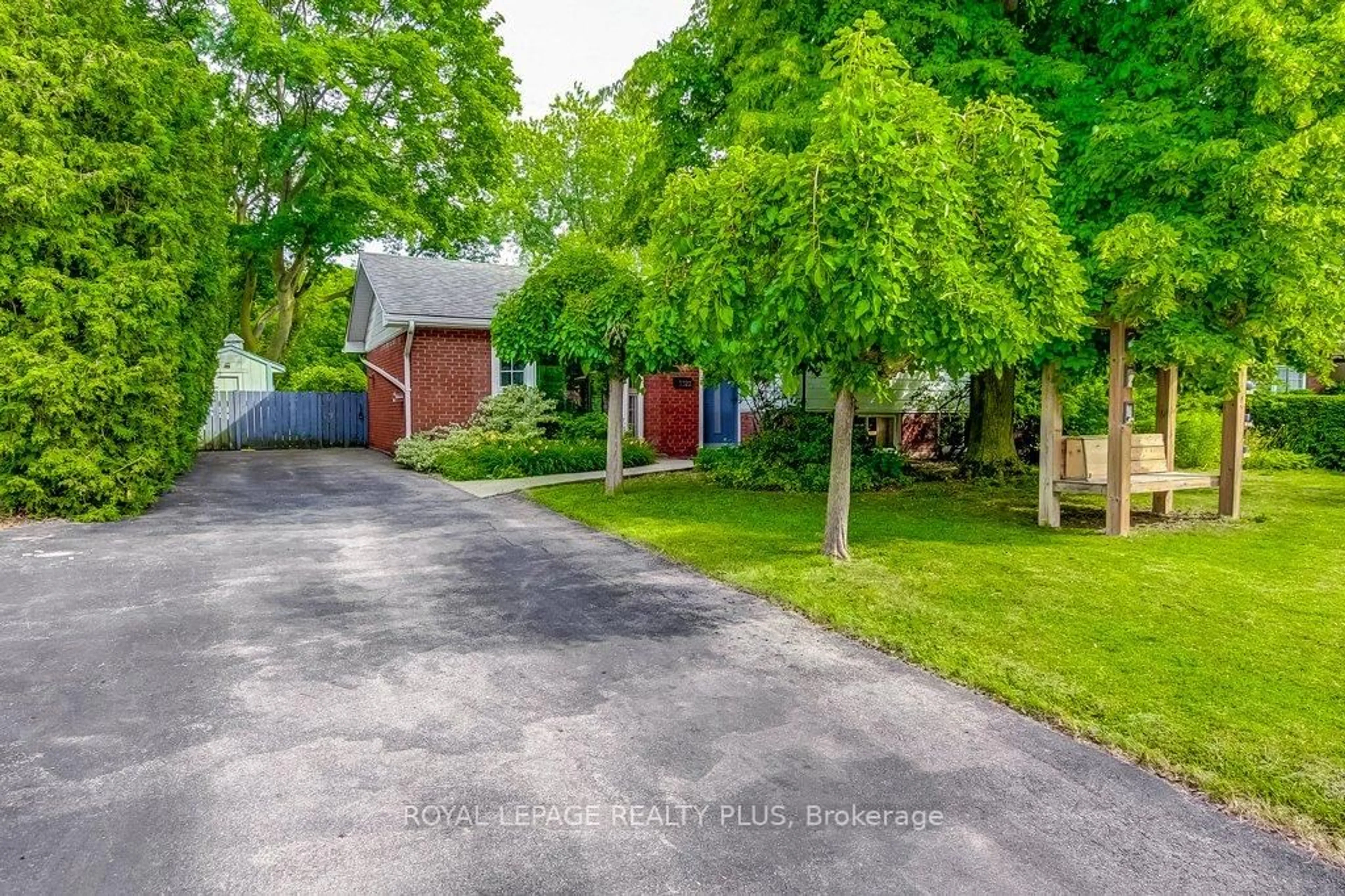 A pic from outside/outdoor area/front of a property/back of a property/a pic from drone, street for 5322 Windermere Dr, Burlington Ontario L7L 3M1