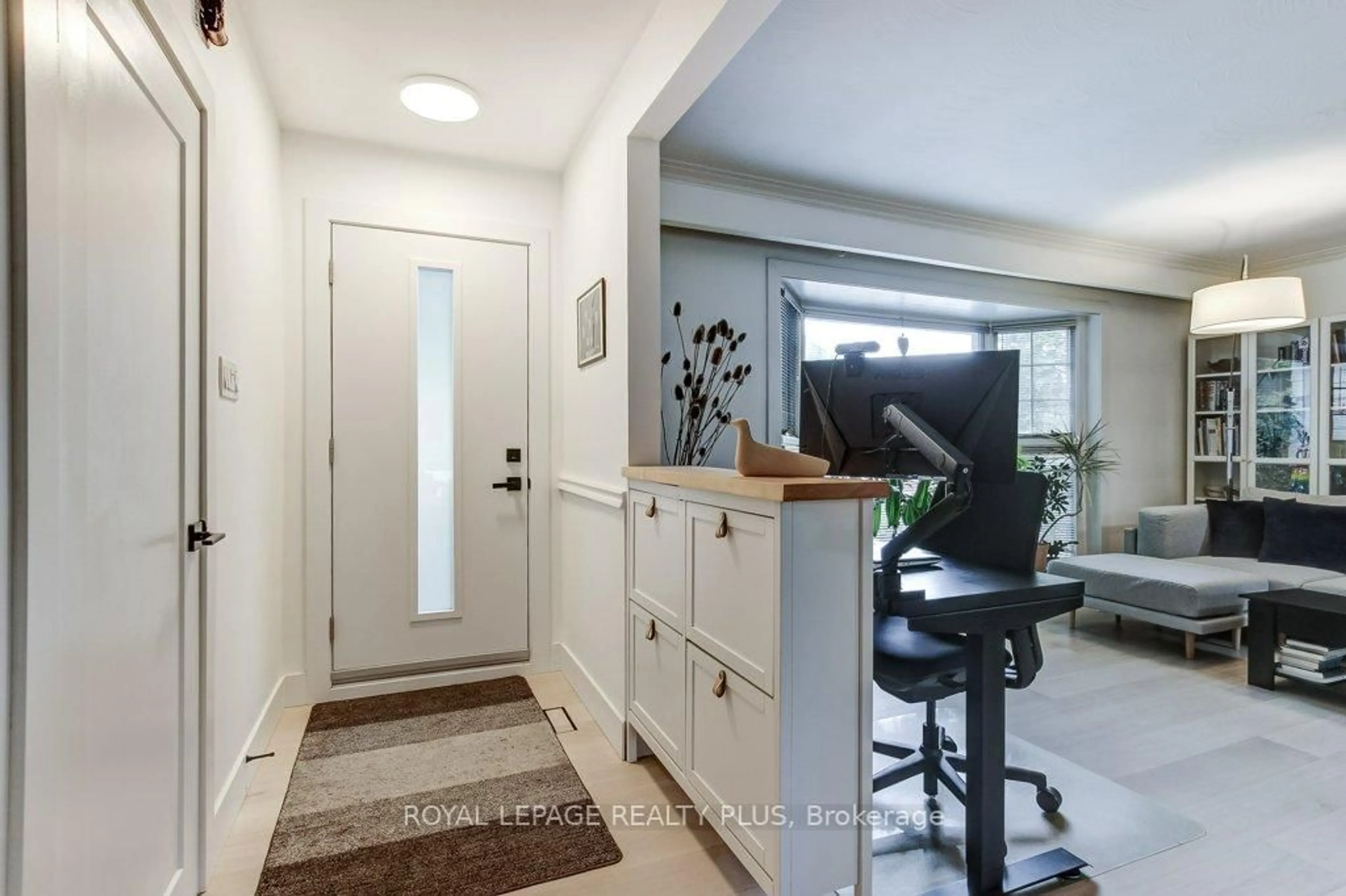 Indoor entryway for 5322 Windermere Dr, Burlington Ontario L7L 3M1