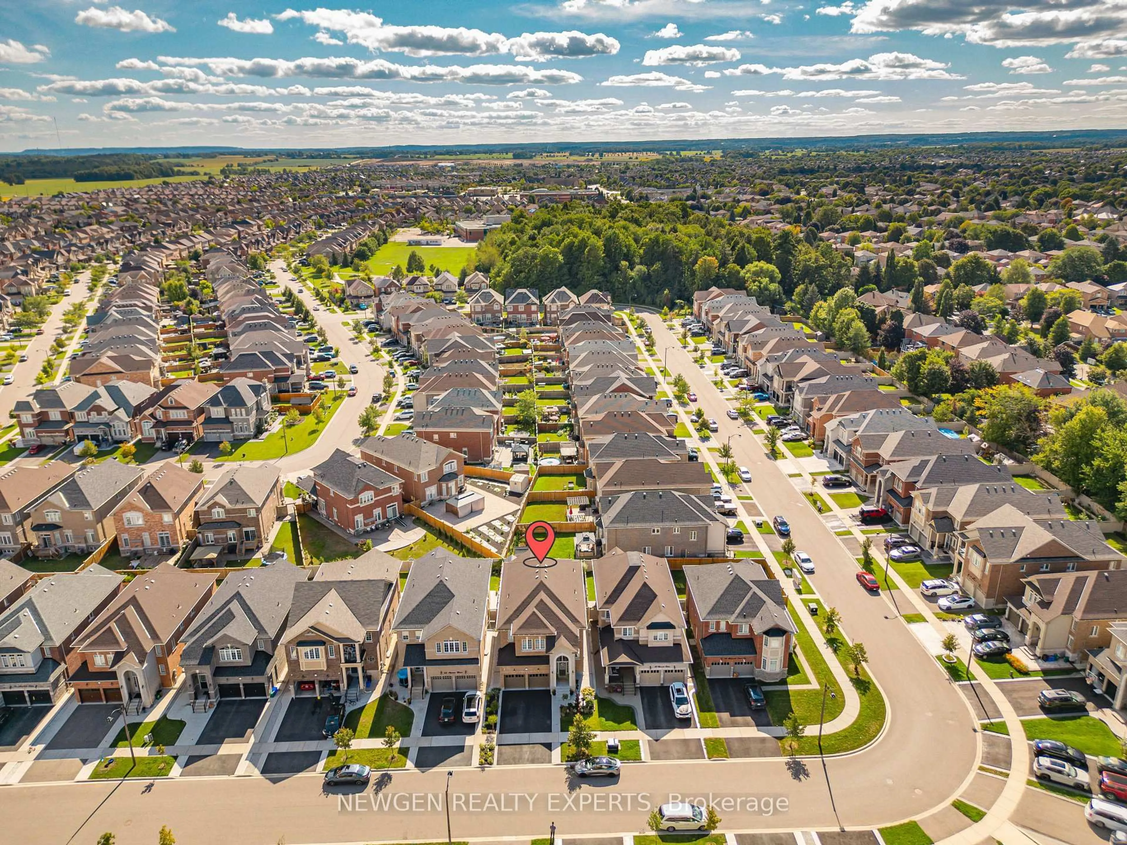 A pic from outside/outdoor area/front of a property/back of a property/a pic from drone, street for 60 Monarch Dr, Halton Hills Ontario L7G 0M6