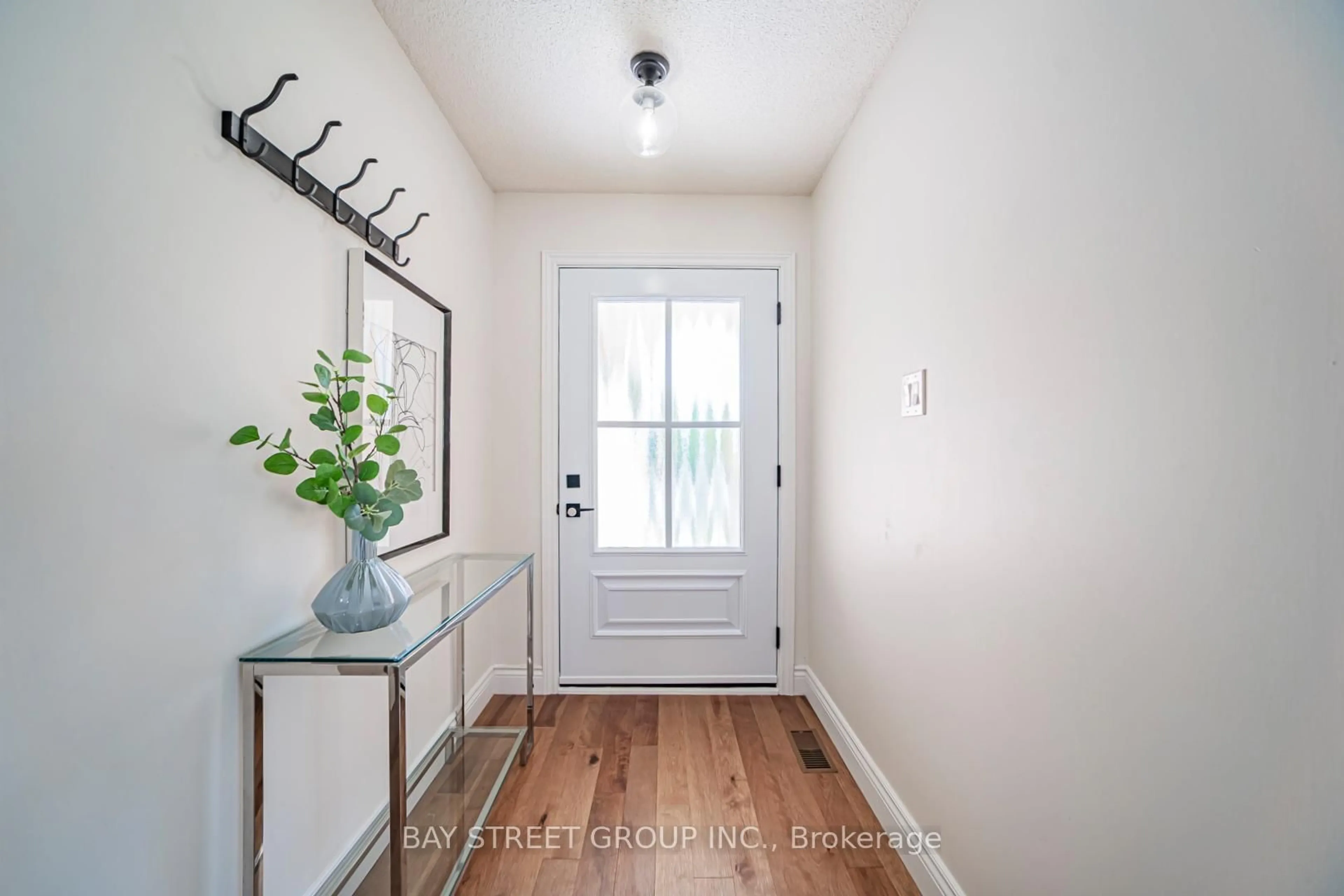 Indoor entryway for 29 Roslo Crt, Oakville Ontario L6H 4S1