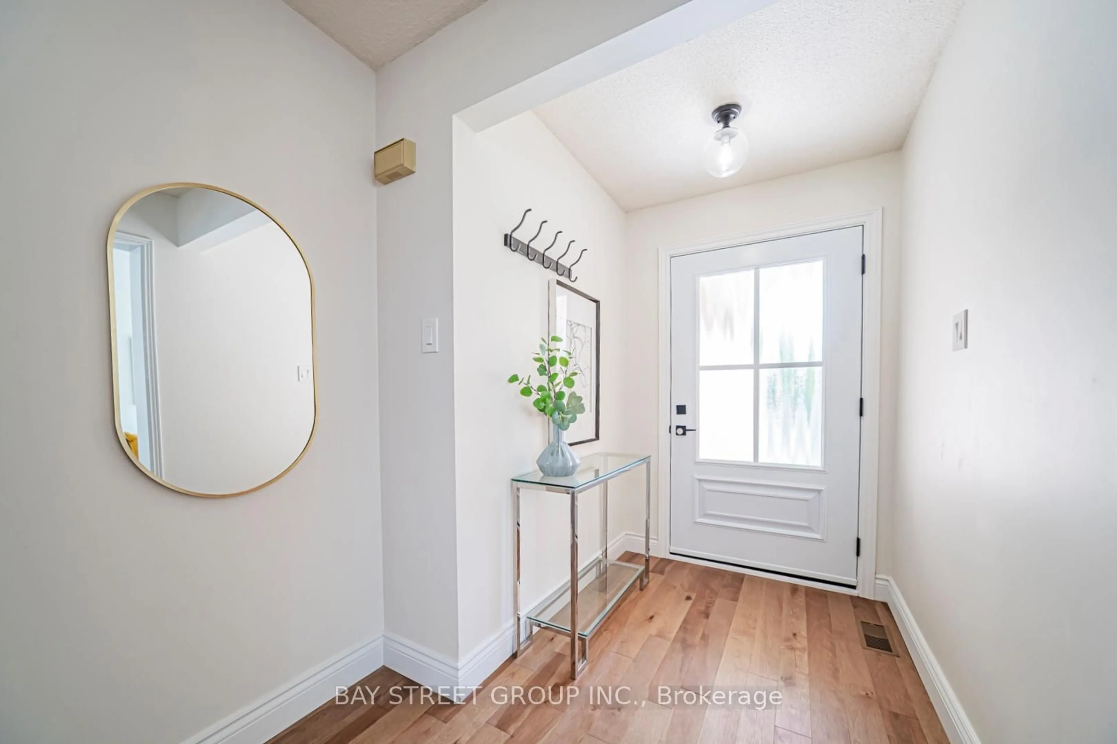 Indoor entryway for 29 Roslo Crt, Oakville Ontario L6H 4S1