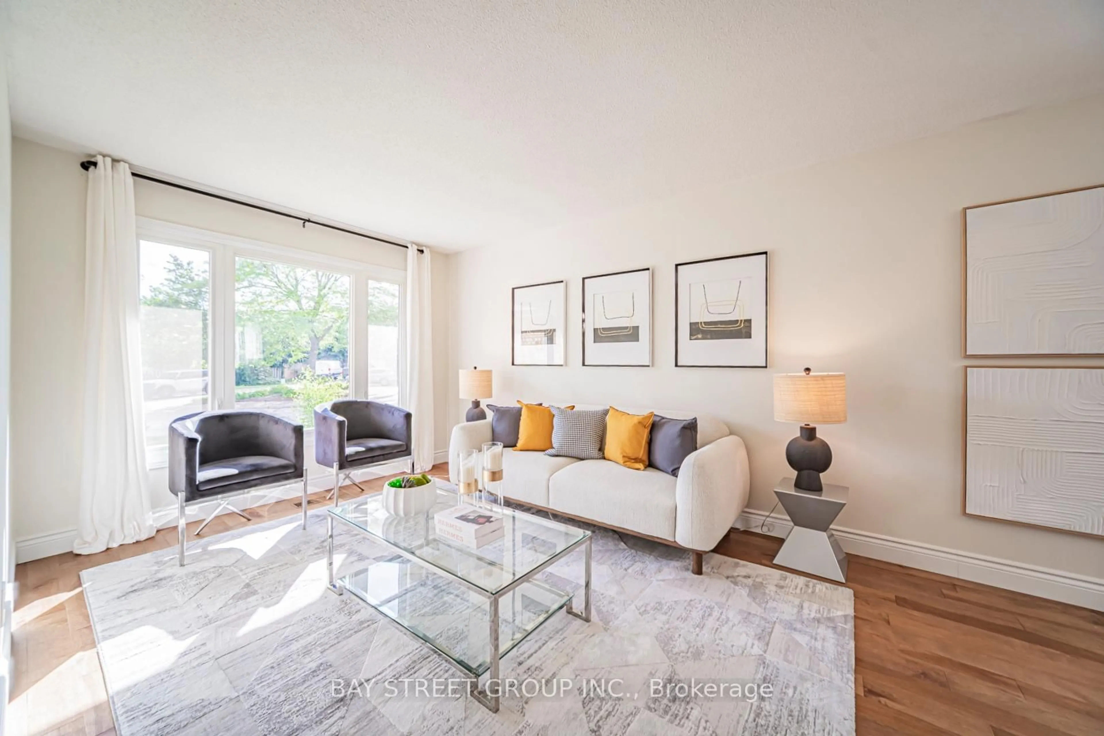 Living room with furniture, unknown for 29 Roslo Crt, Oakville Ontario L6H 4S1