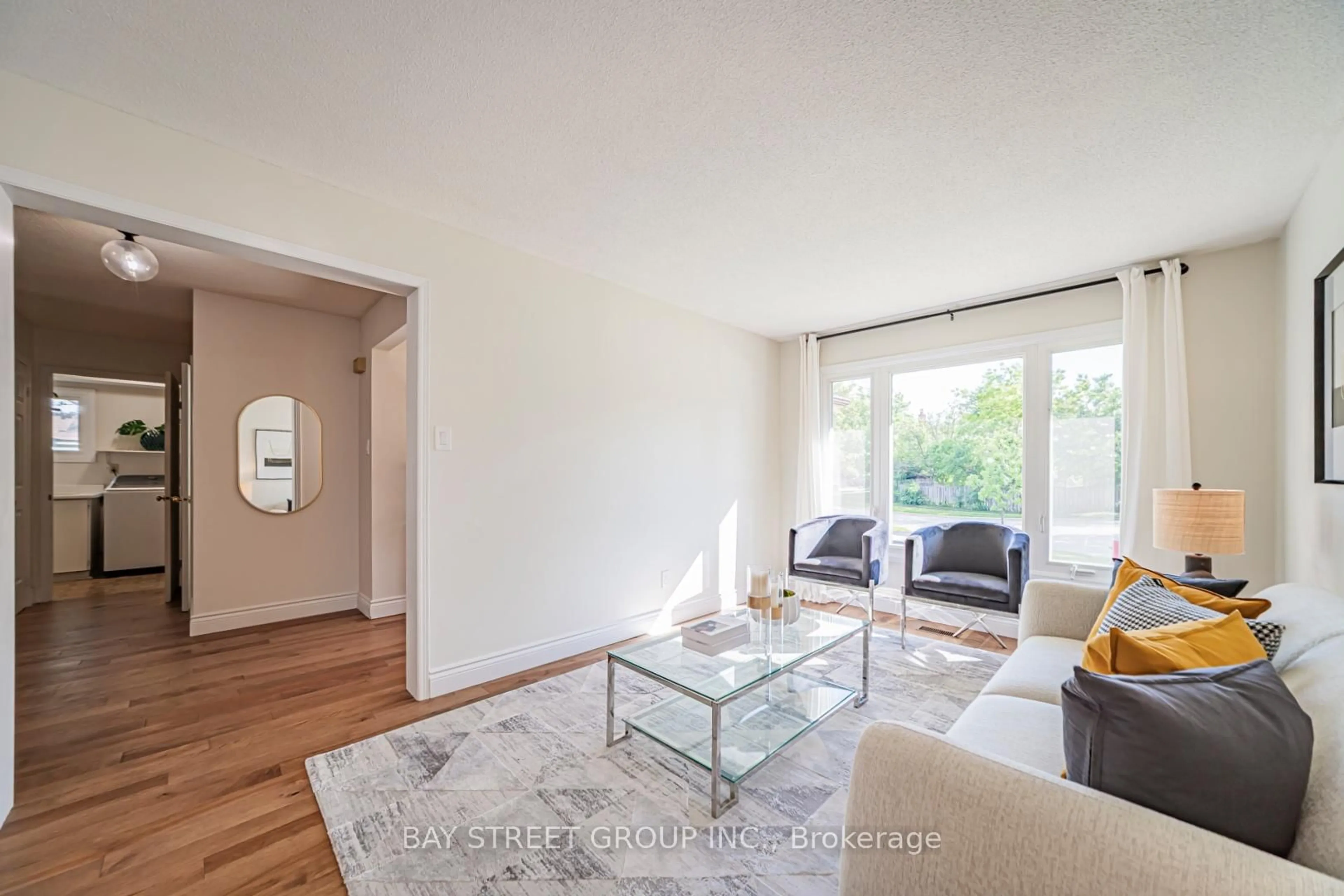 Living room with furniture, unknown for 29 Roslo Crt, Oakville Ontario L6H 4S1
