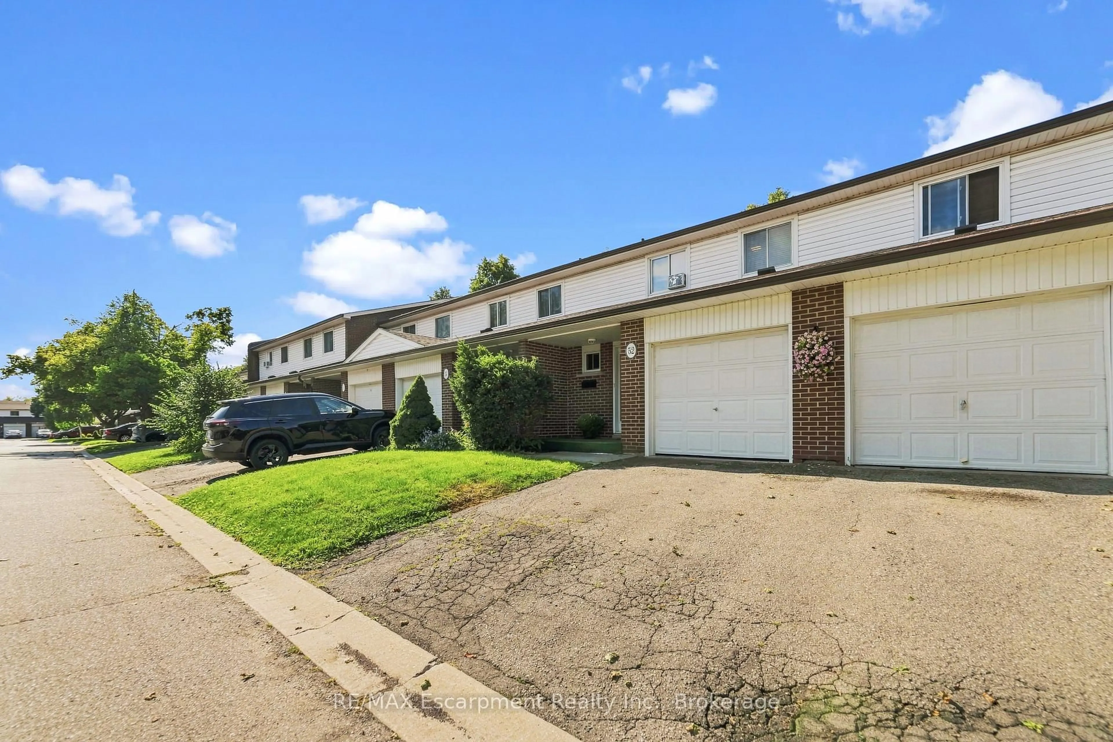 A pic from outside/outdoor area/front of a property/back of a property/a pic from drone, street for 2380 Bromsgrove Rd #52, Mississauga Ontario L5J 4E6